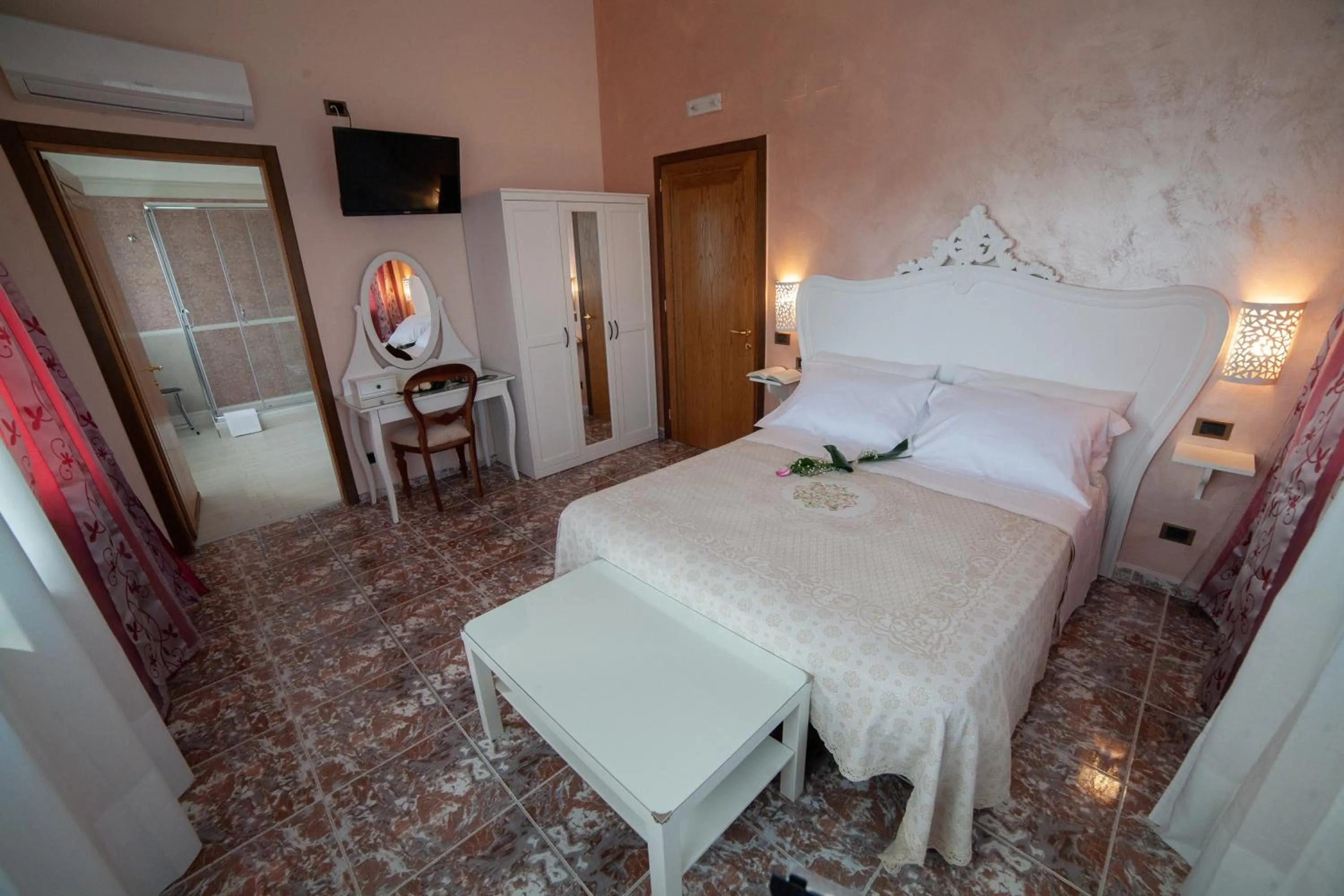 Photo of the whole room, Bed in Relais d 'Itria