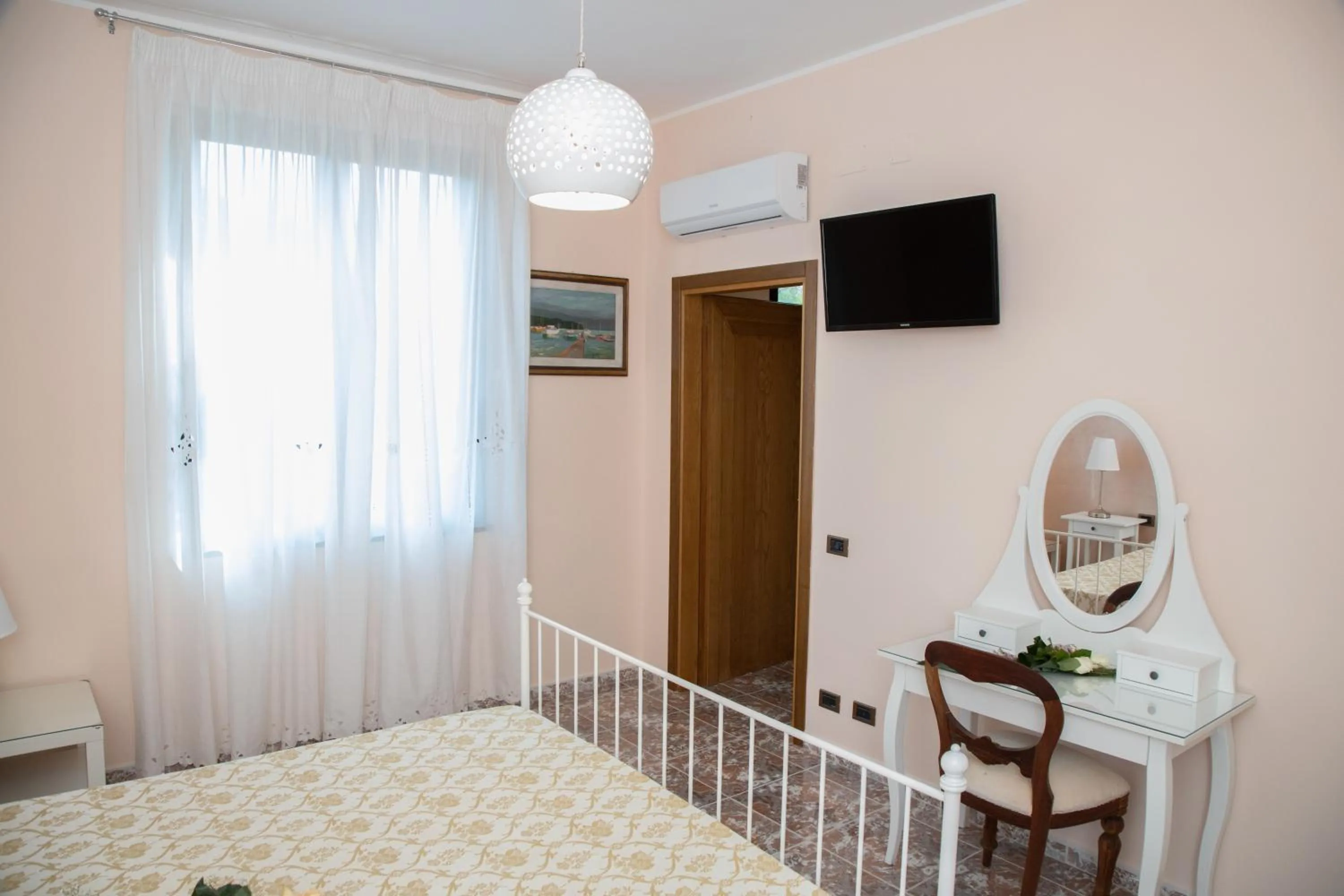 Photo of the whole room, Bed in Relais d 'Itria