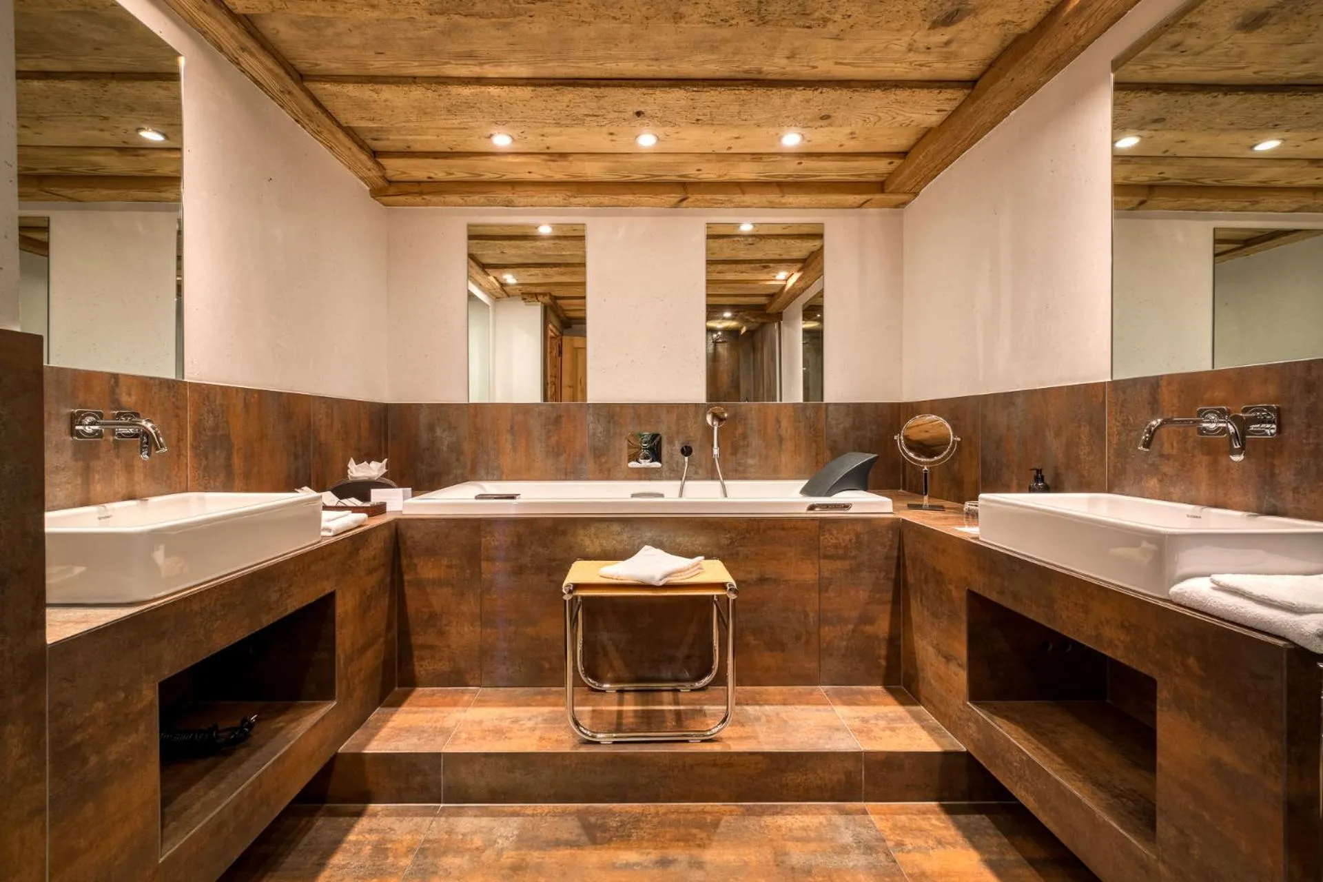 Hot Tub in Hôtel Les Servages d'Armelle