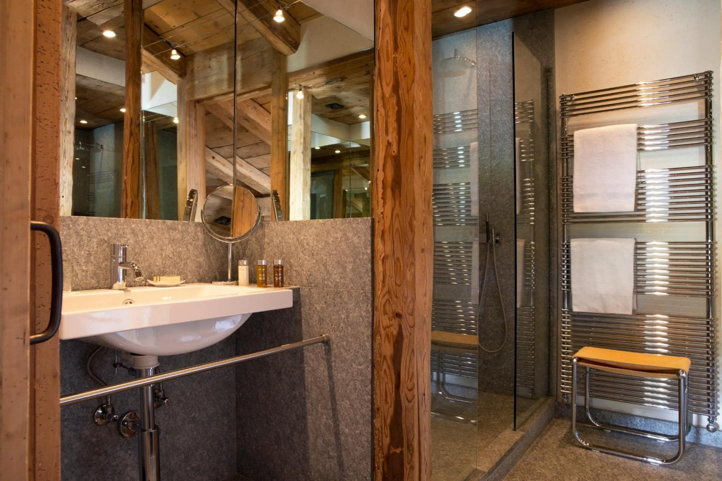 Shower in Hôtel Les Servages d'Armelle