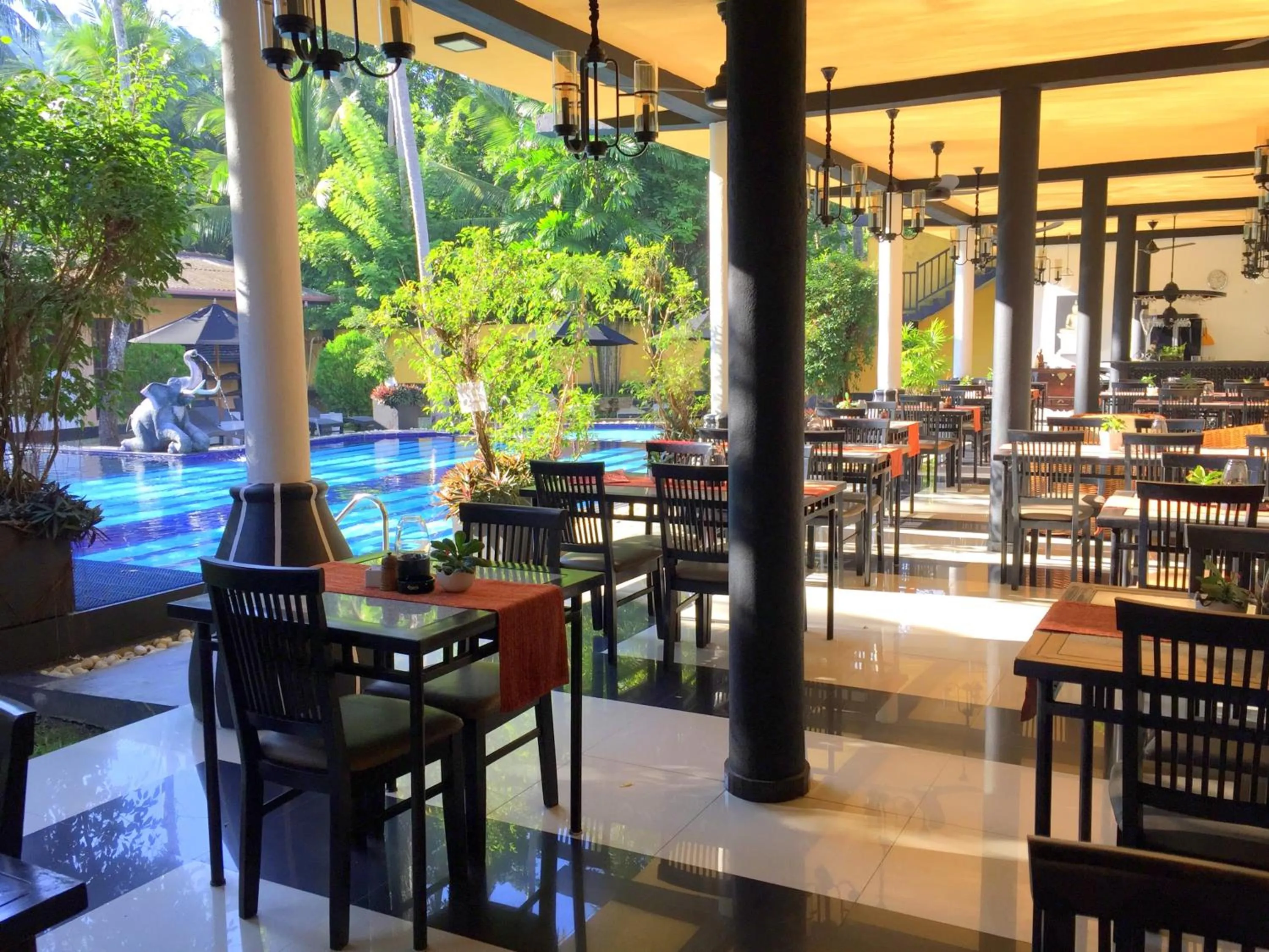 Restaurant/places to eat in Hotel Flower Garden