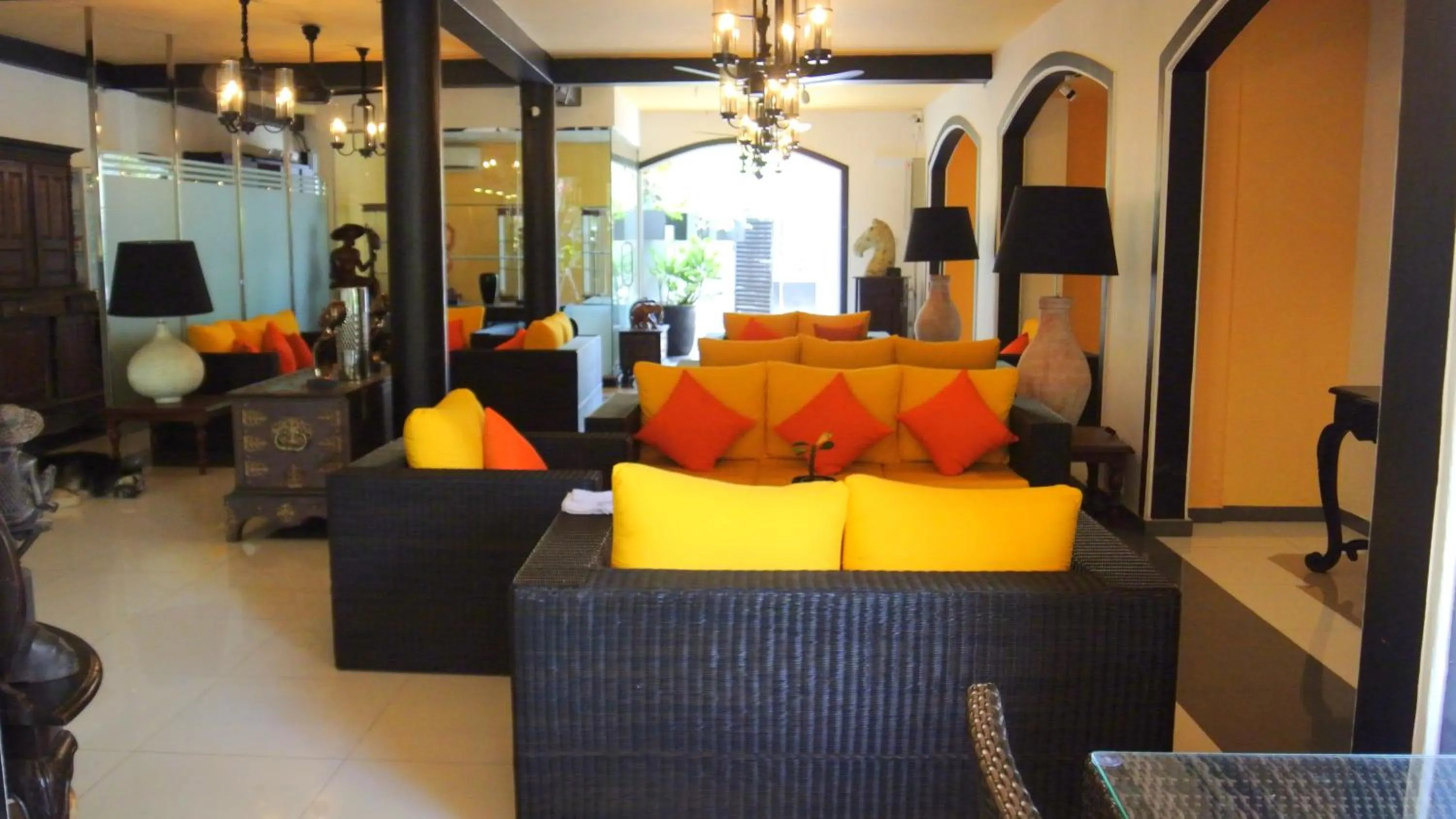 Restaurant/places to eat in Hotel Flower Garden