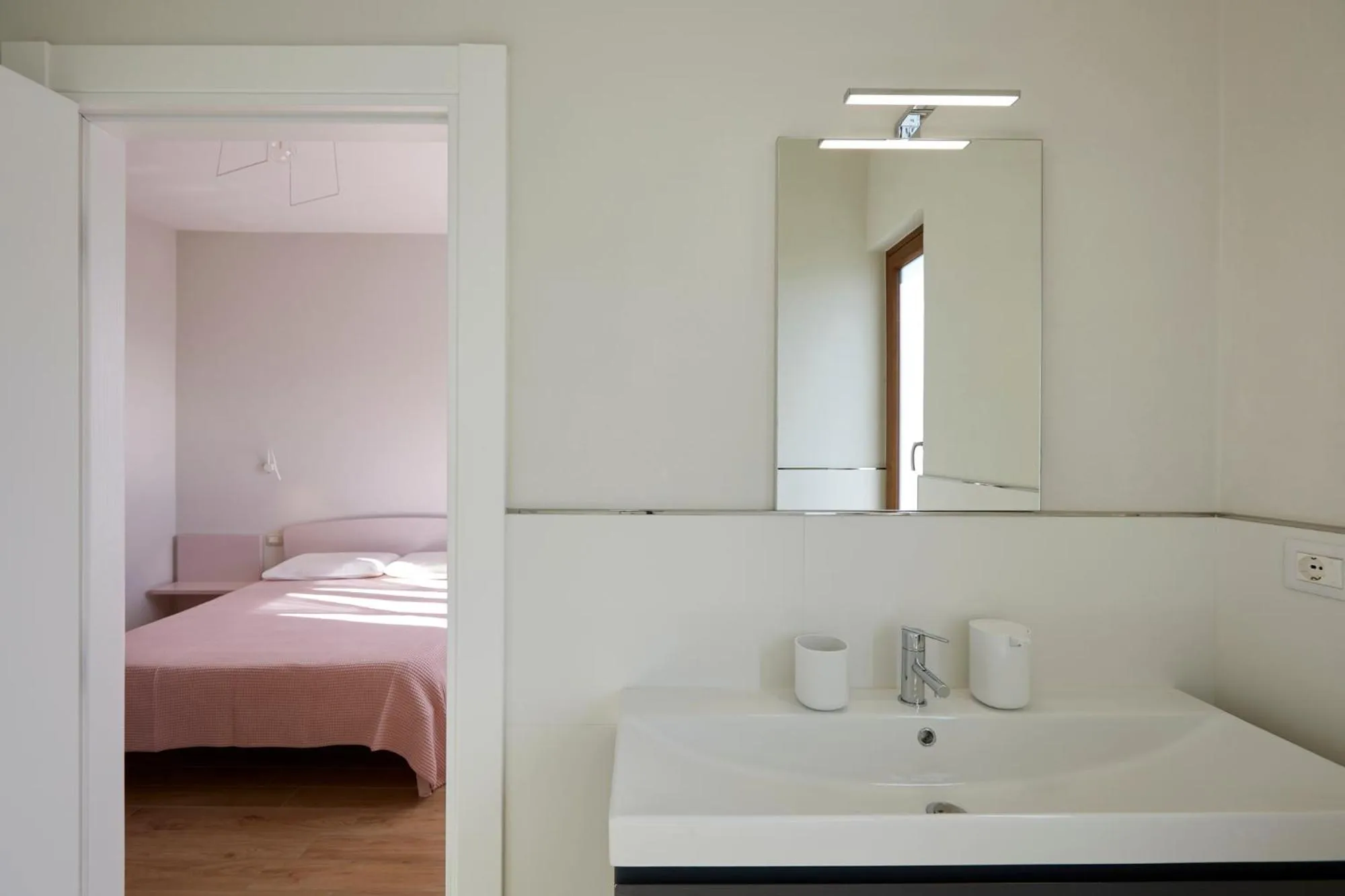 Bathroom, Bed in La Camelia Bianca B&B