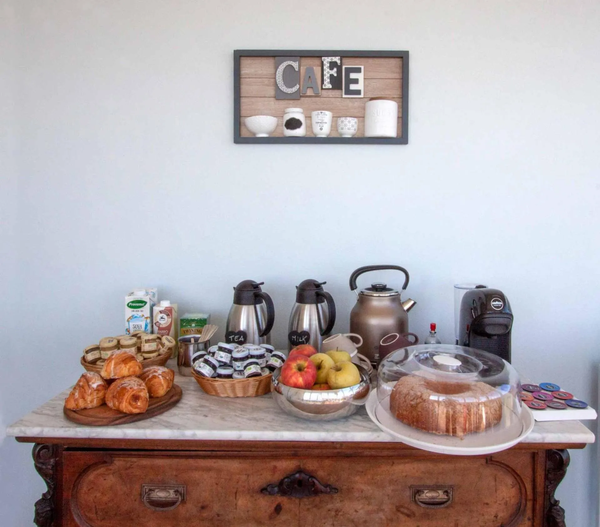 Coffee/tea facilities in La Camelia Bianca B&B