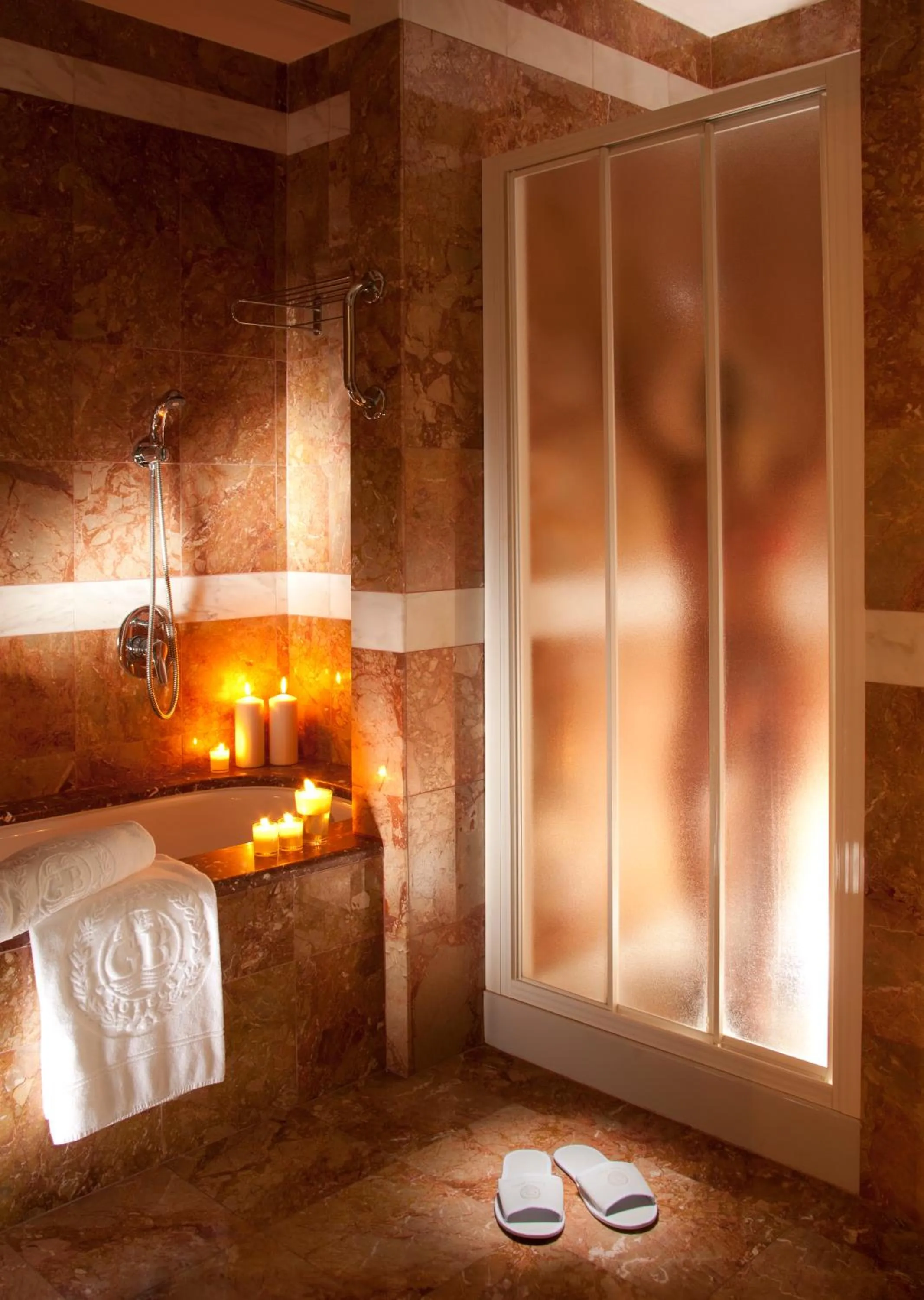 Bathroom, Bed in Hotel Due Torri