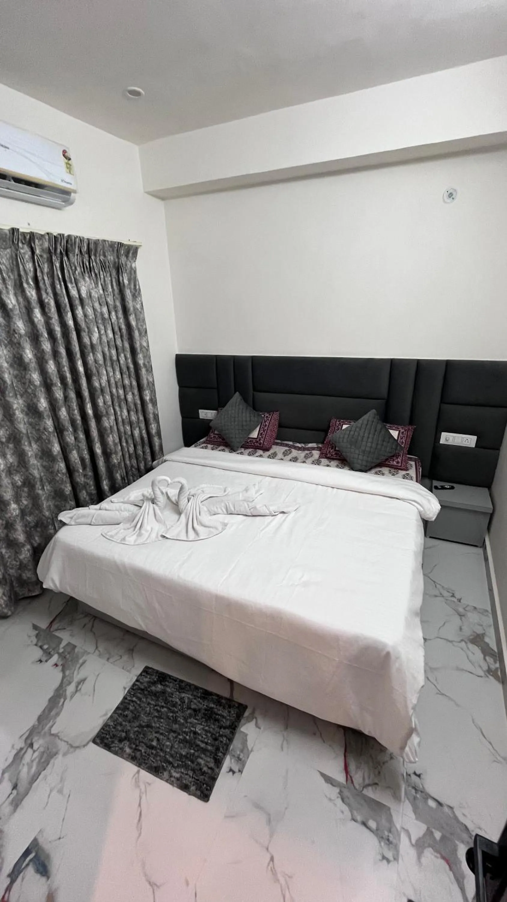 Bed in Best B&B in Orchha