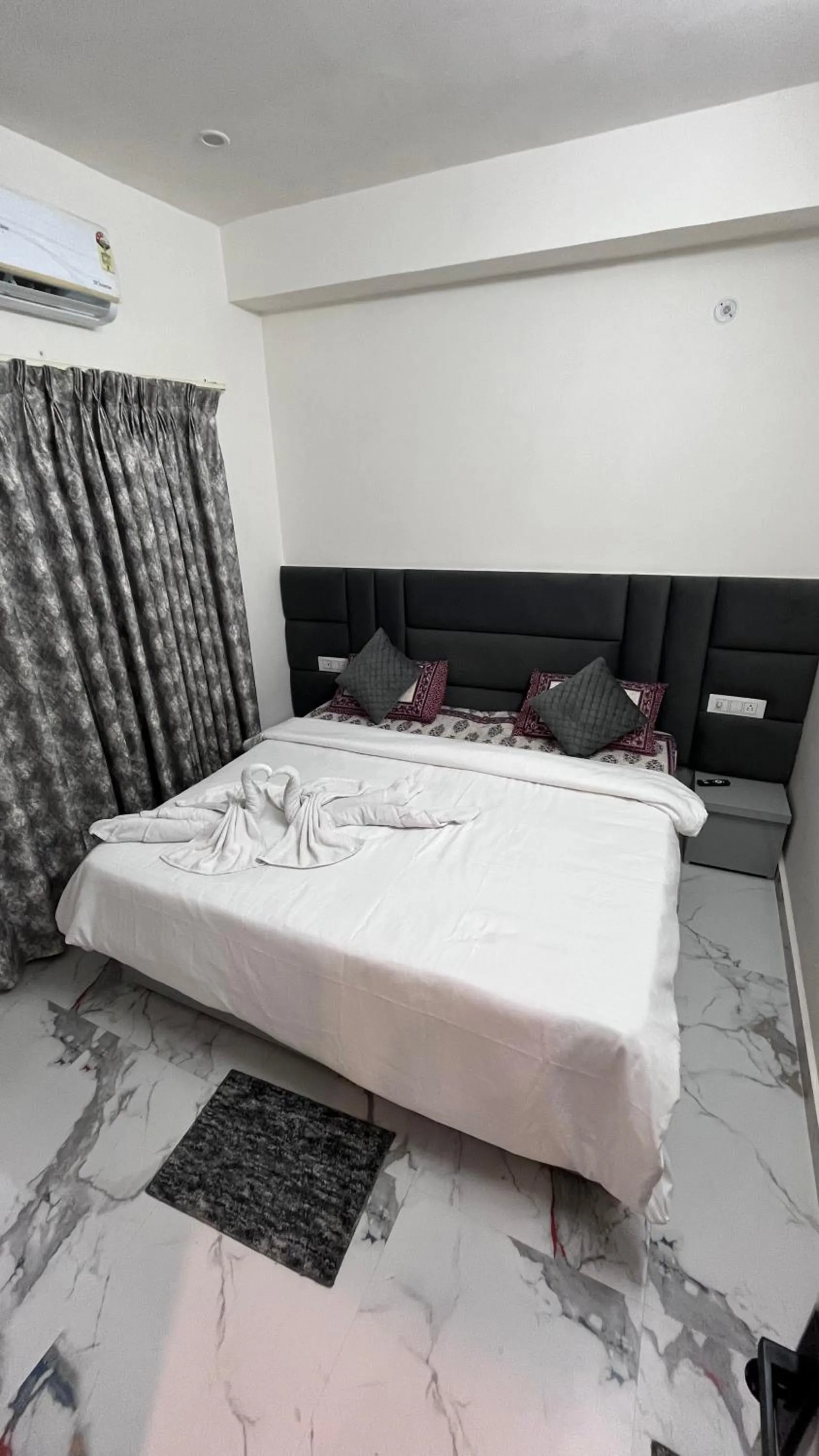 Bed in Best B&B in Orchha