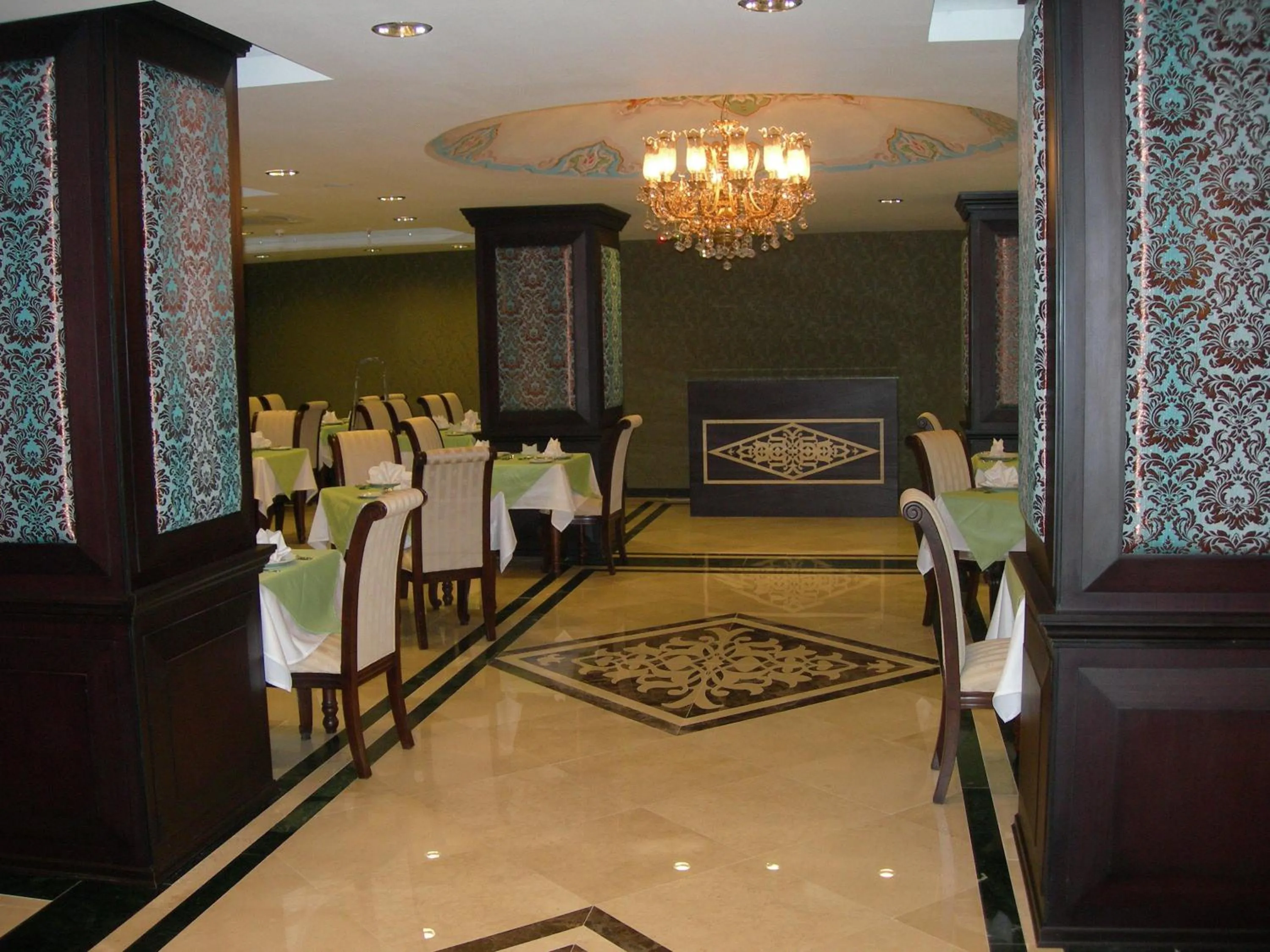 Restaurant/places to eat in Maywood Hotel