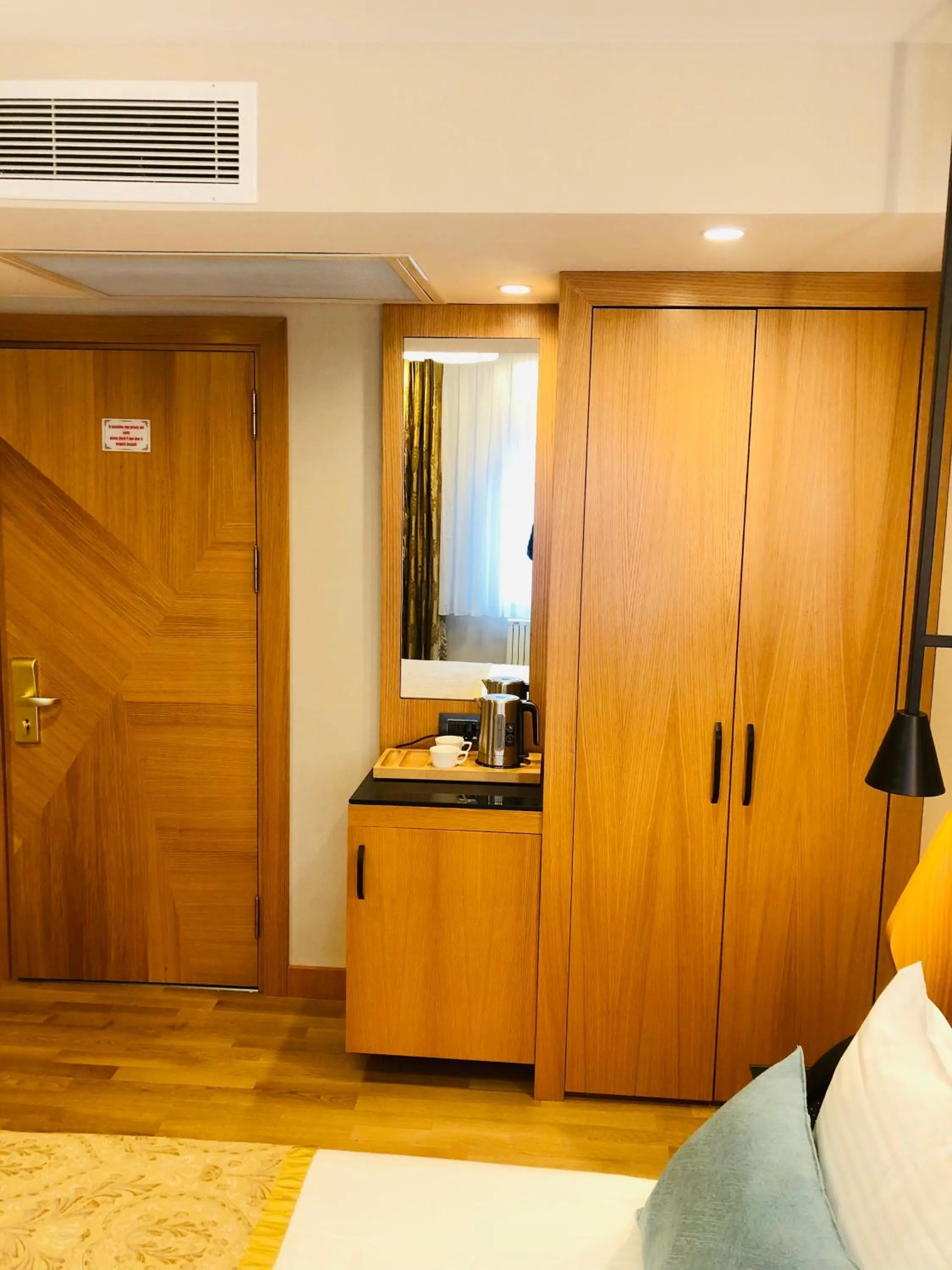 Massage, Bed in Maywood Hotel