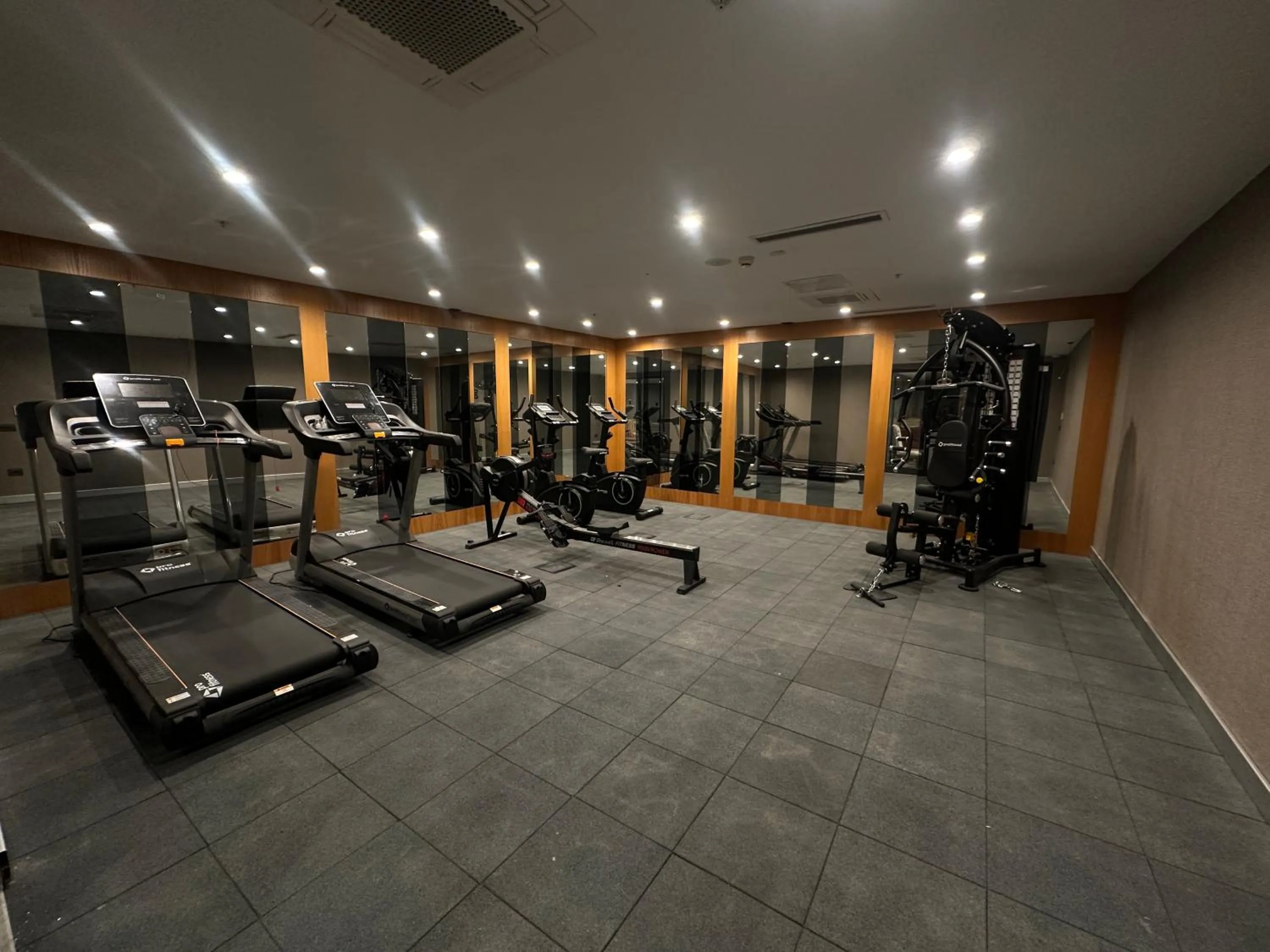 Fitness centre/facilities in Maywood Hotel