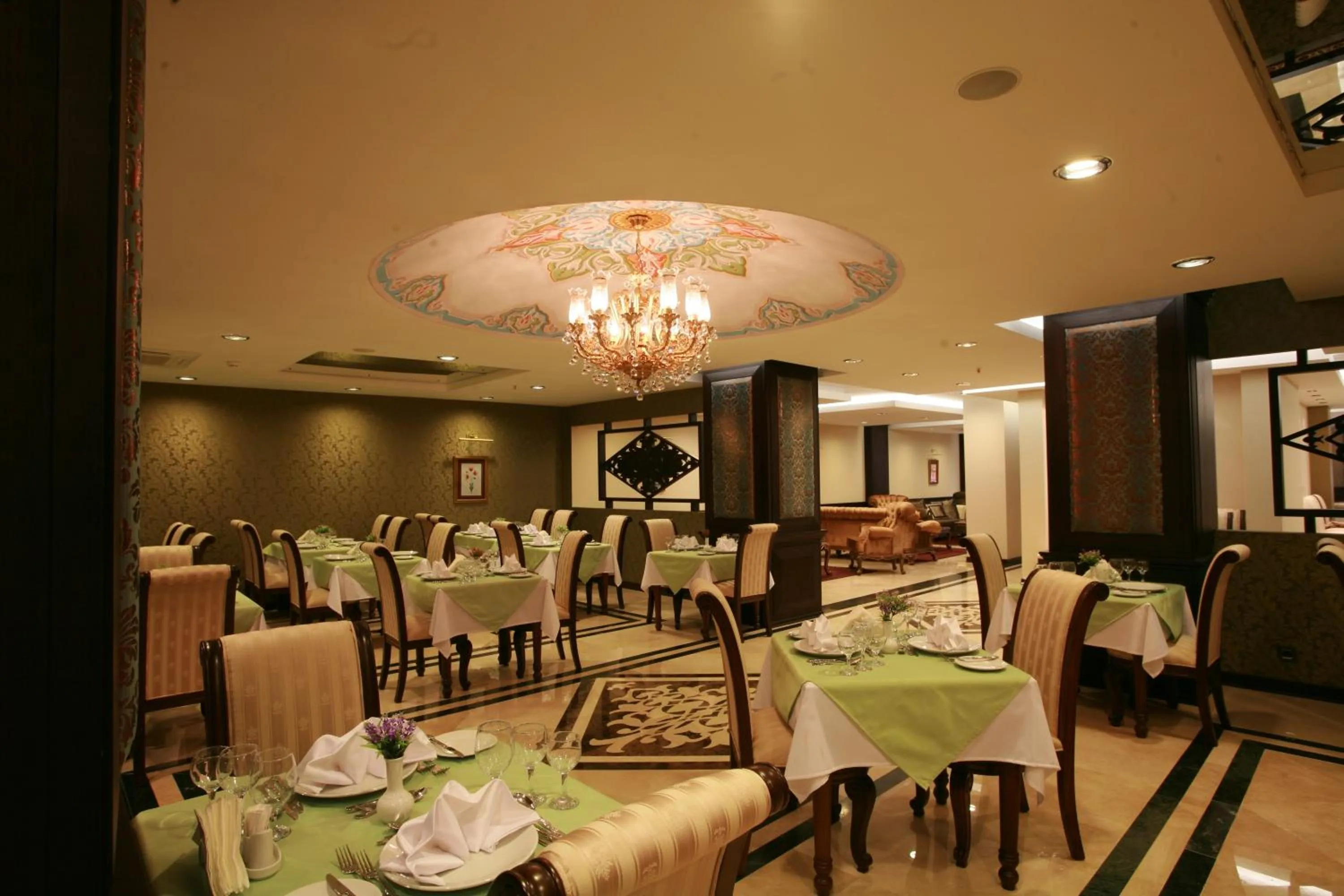 Restaurant/places to eat in Maywood Hotel