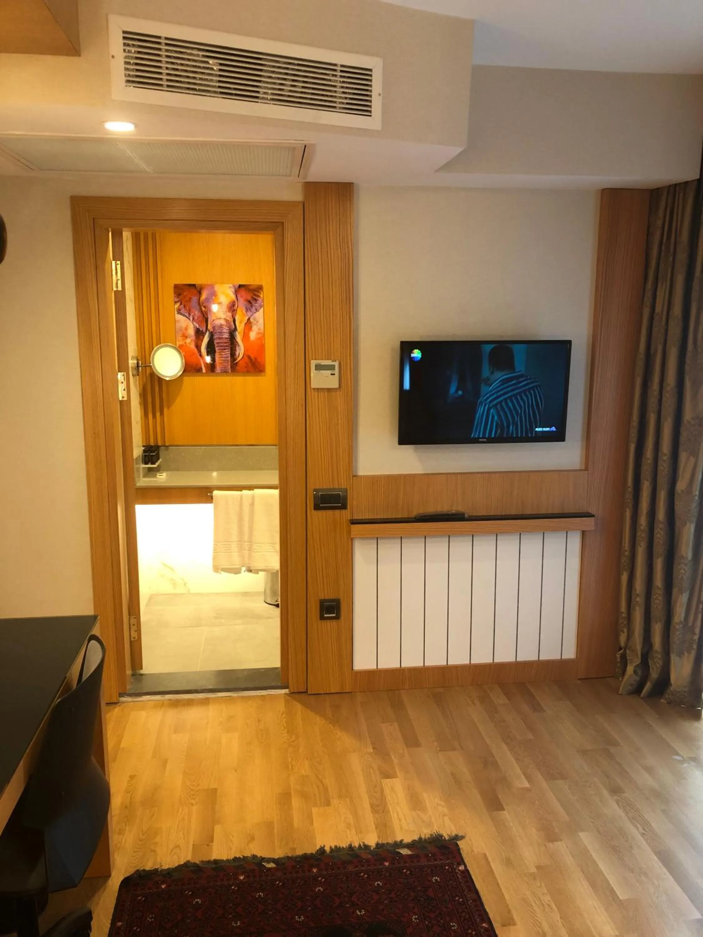 Massage in Maywood Hotel