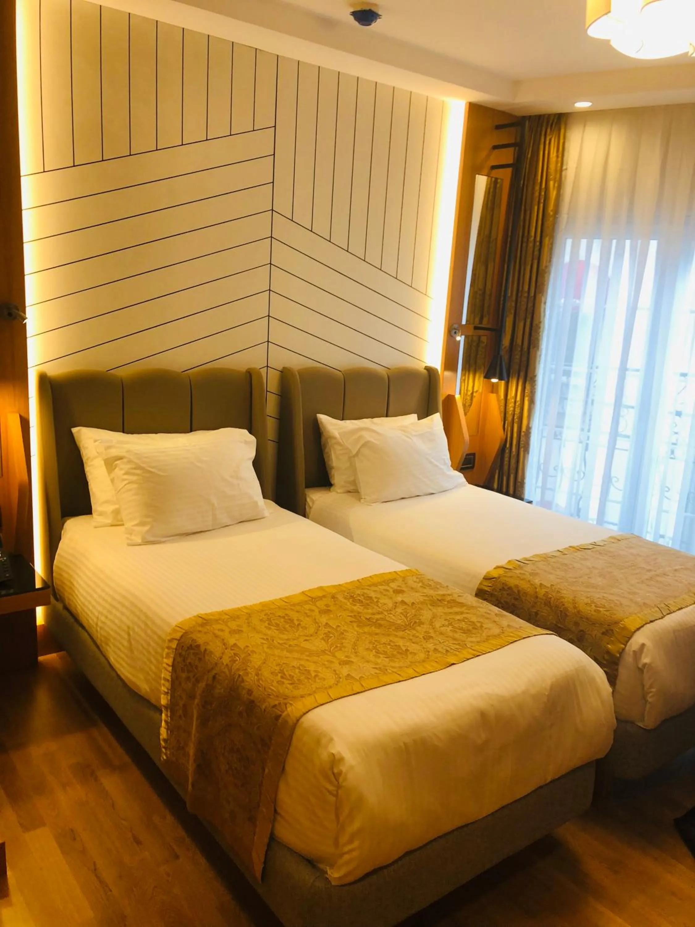 Massage, Bed in Maywood Hotel