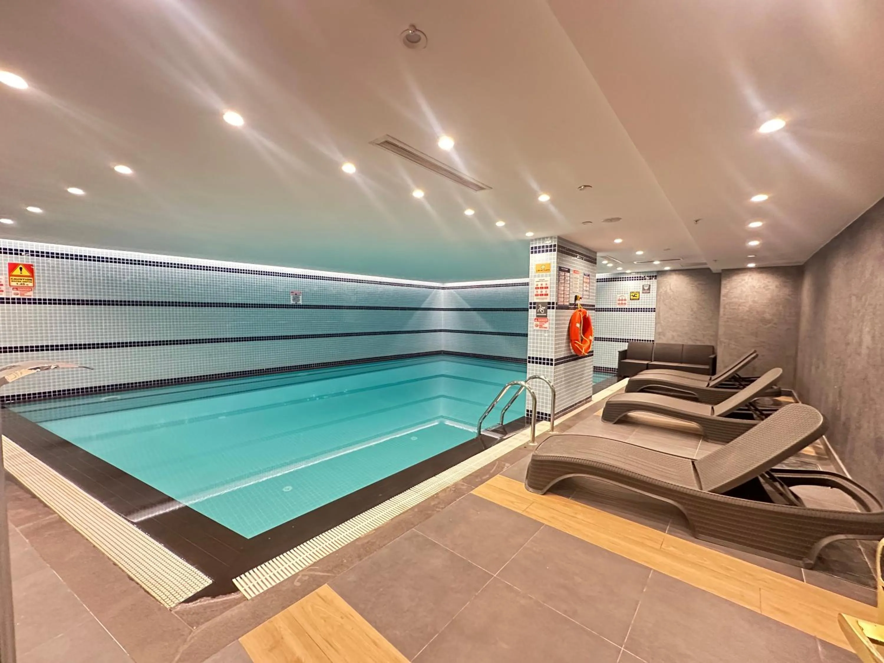 Swimming pool in Maywood Hotel