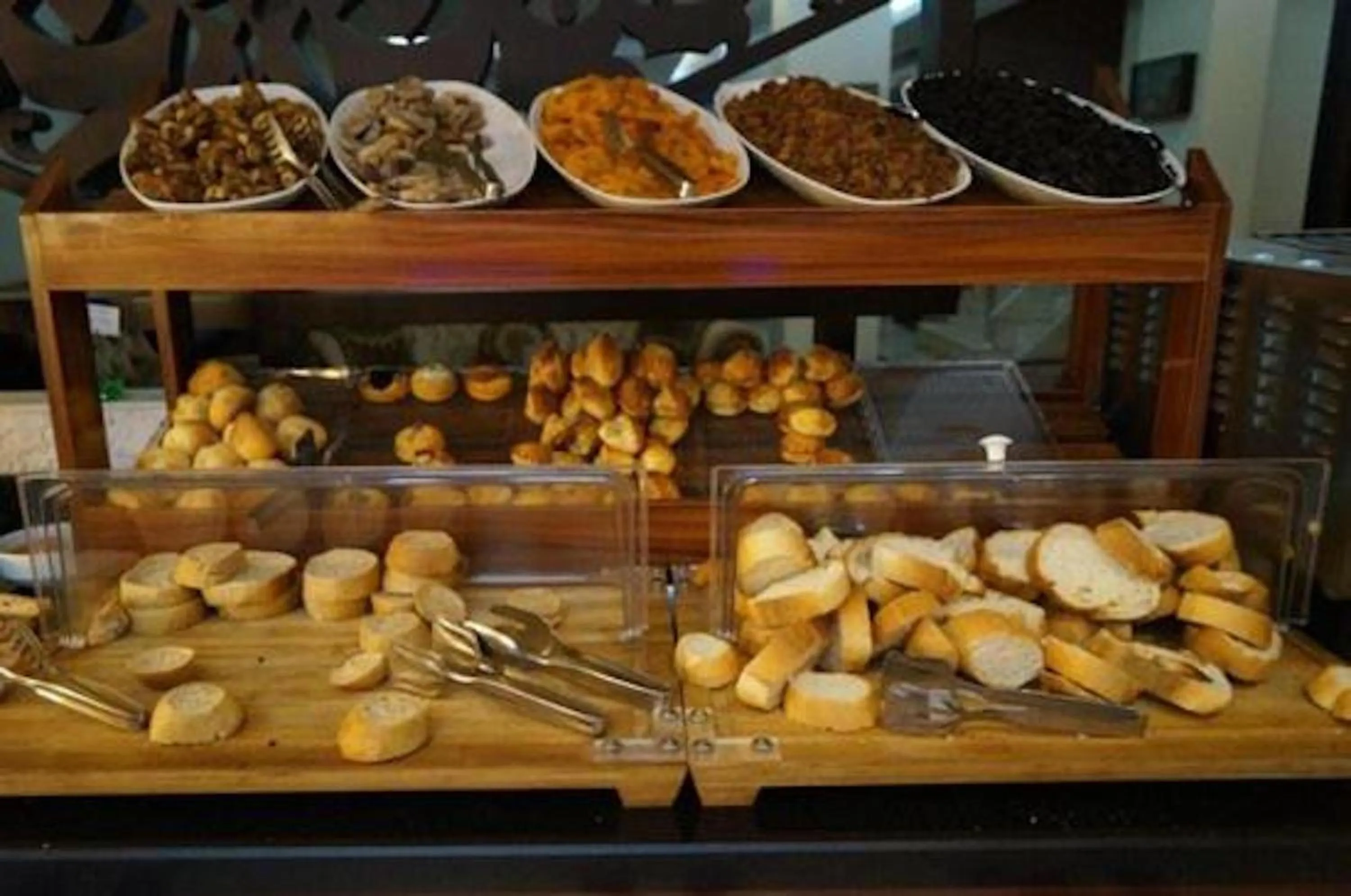 Restaurant/places to eat in Maywood Hotel