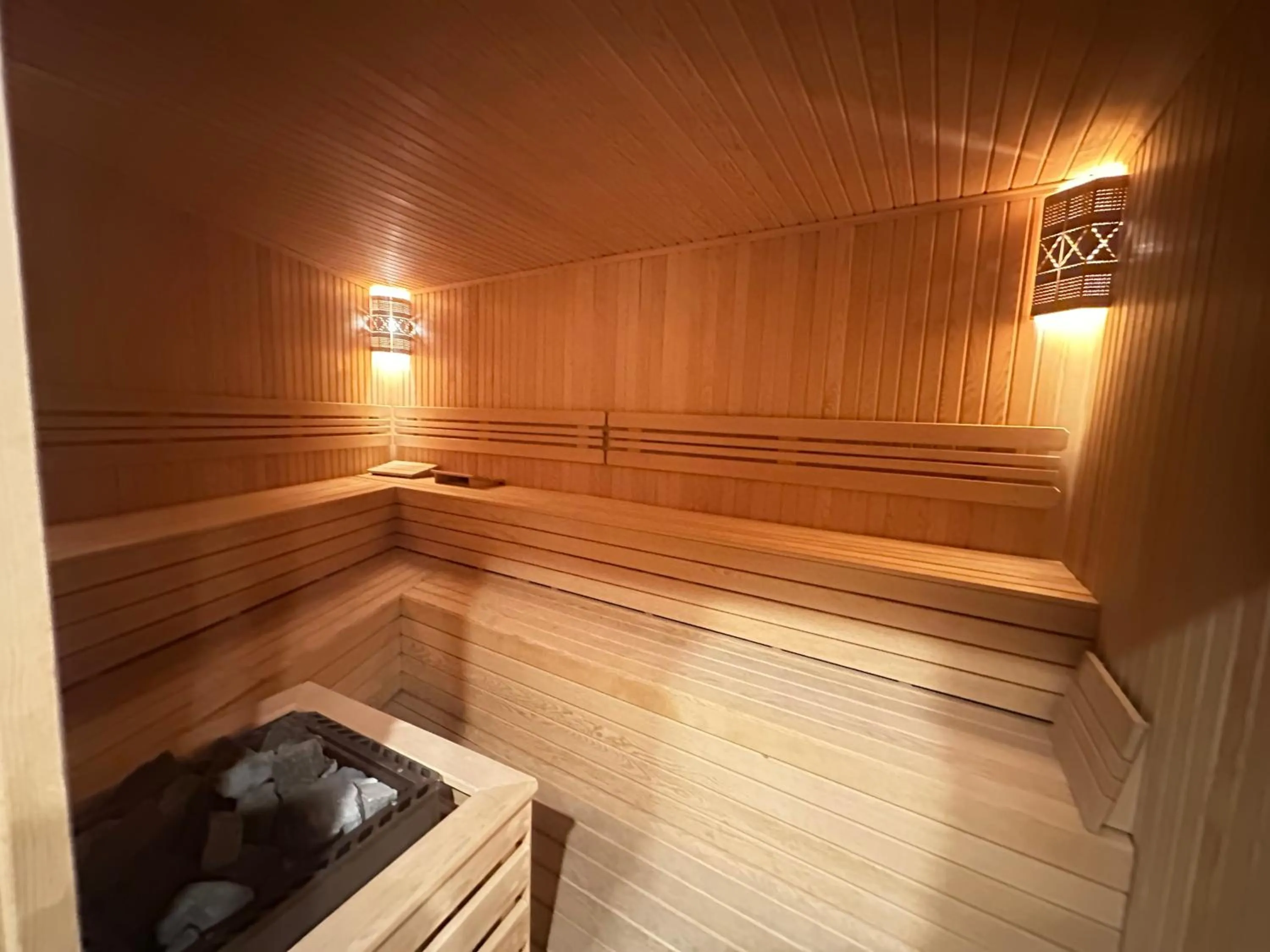 Sauna in Maywood Hotel