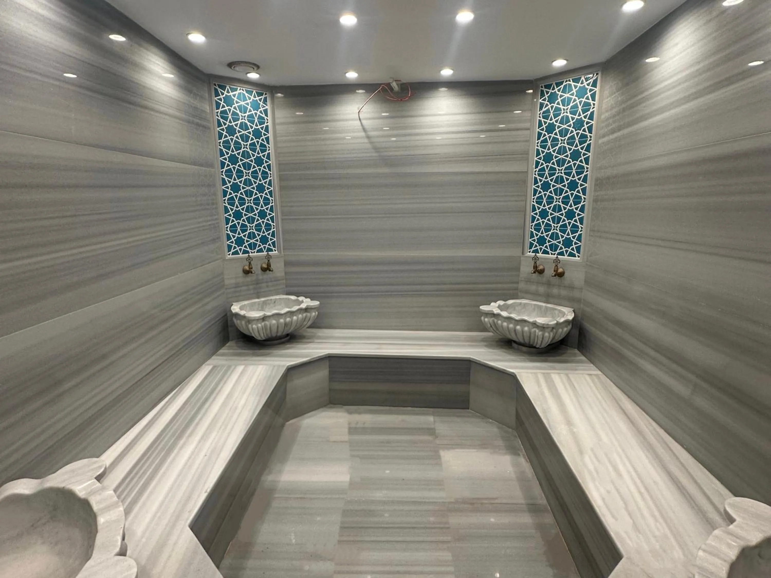 Public Bath in Maywood Hotel