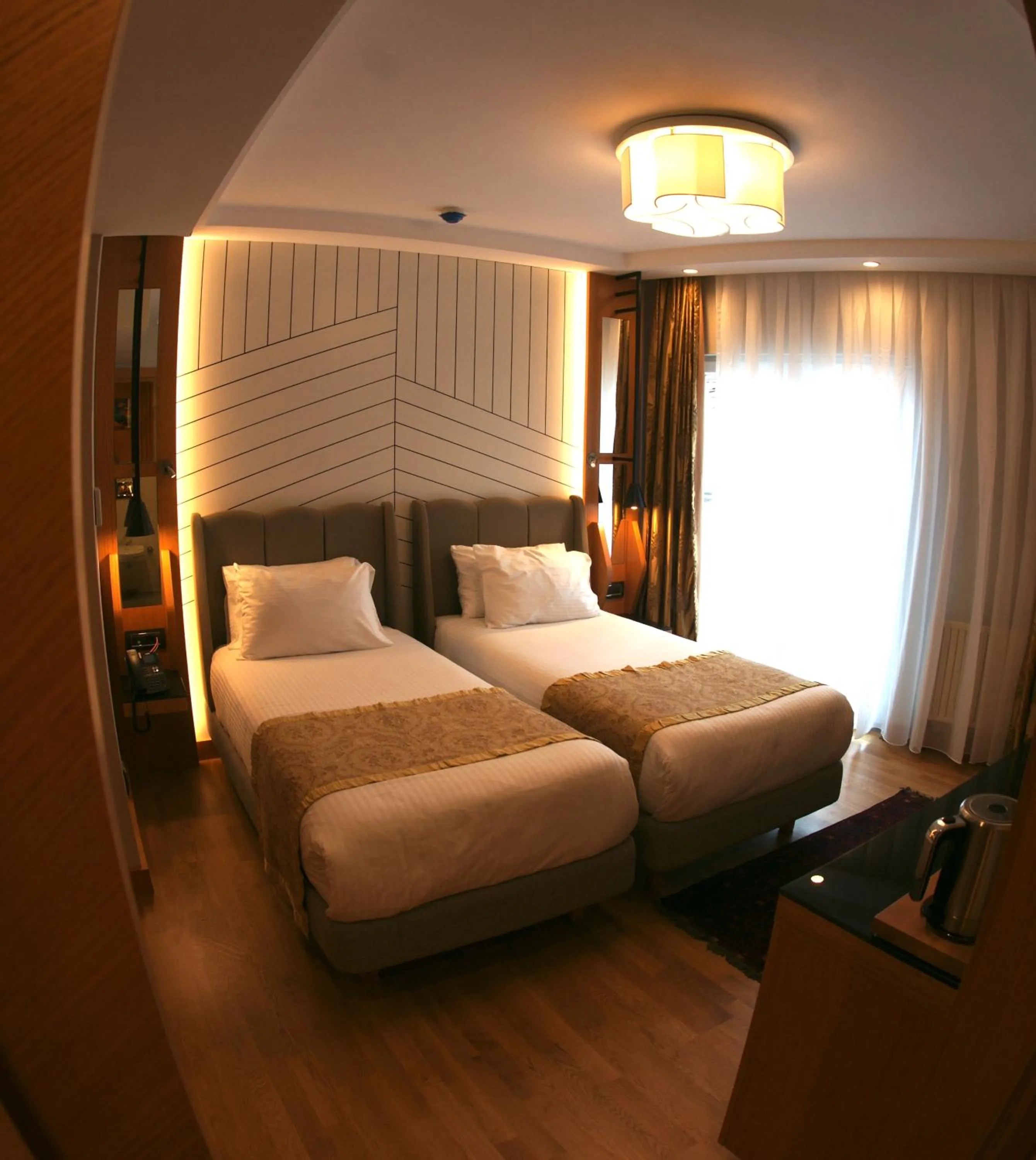 Massage, Bed in Maywood Hotel