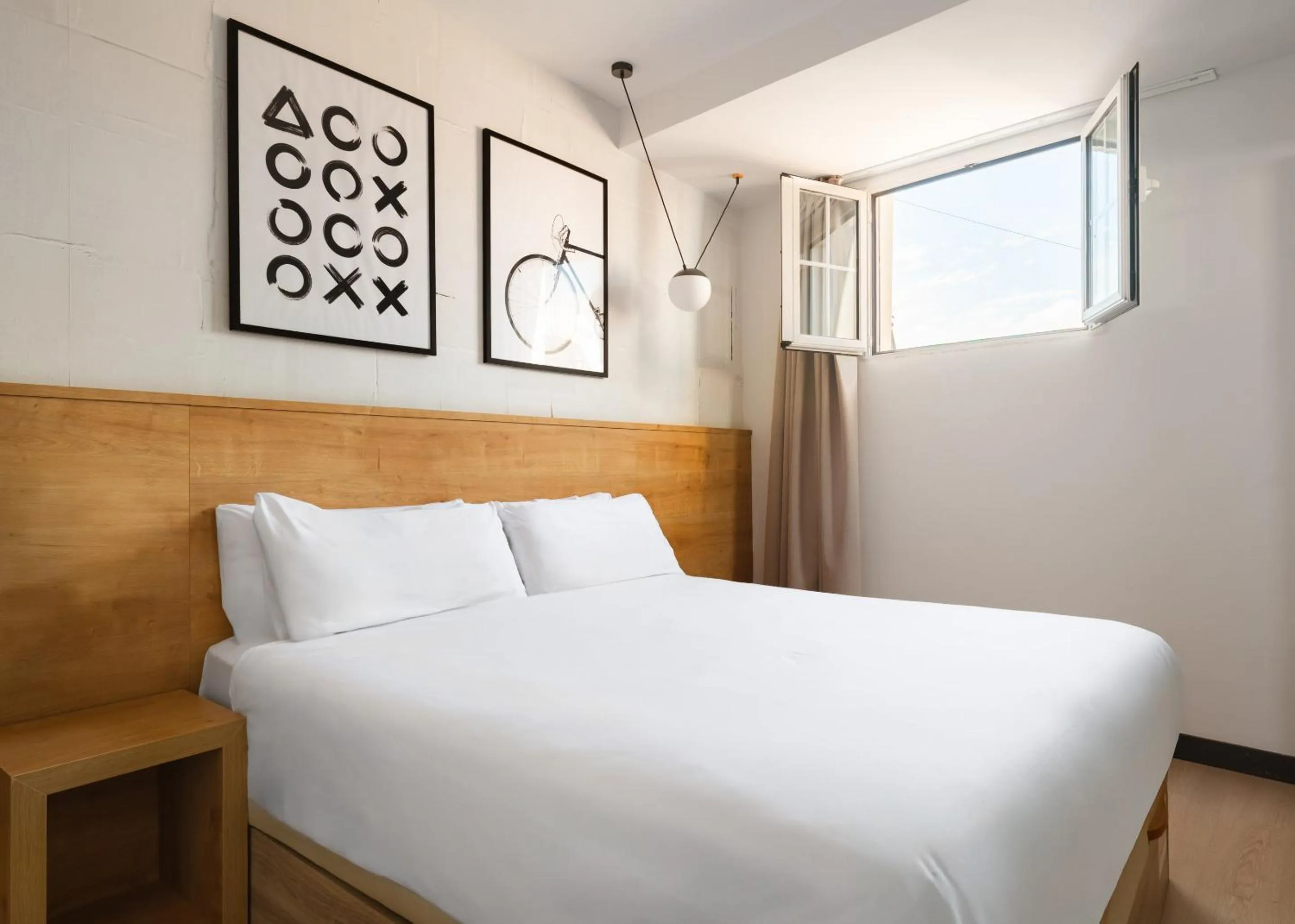 Bed in Limehome Madrid Calle de la Madera - Digital Access