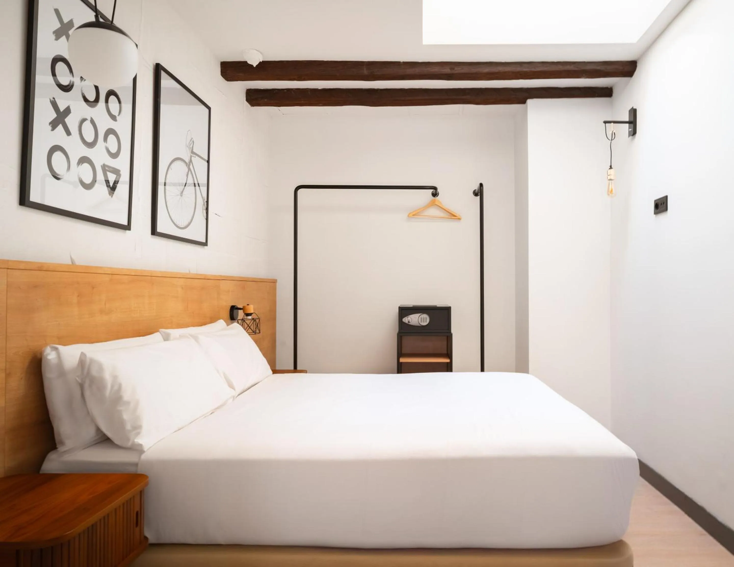 Bed in Limehome Madrid Calle de la Madera - Digital Access