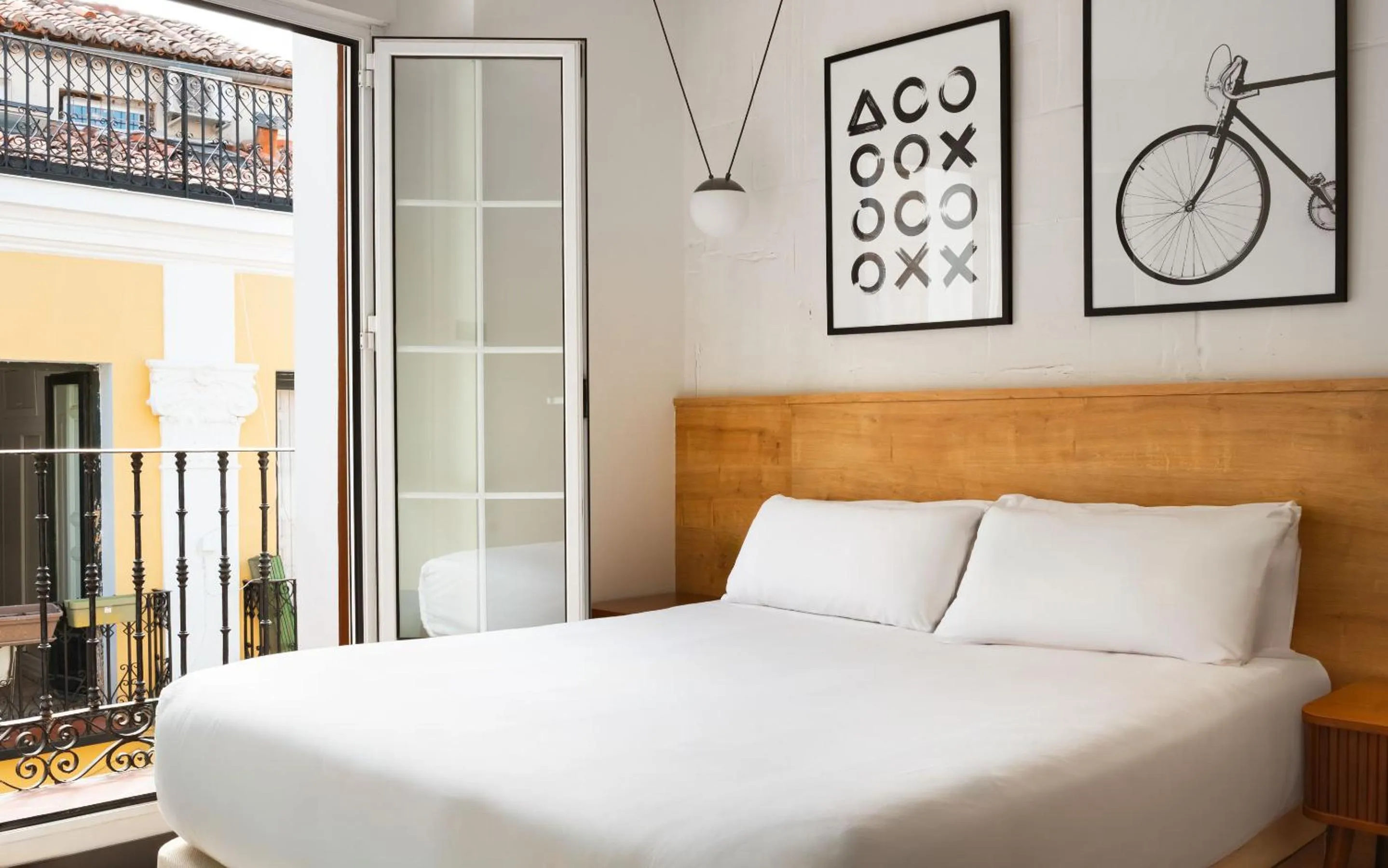 Bed in Limehome Madrid Calle de la Madera - Digital Access