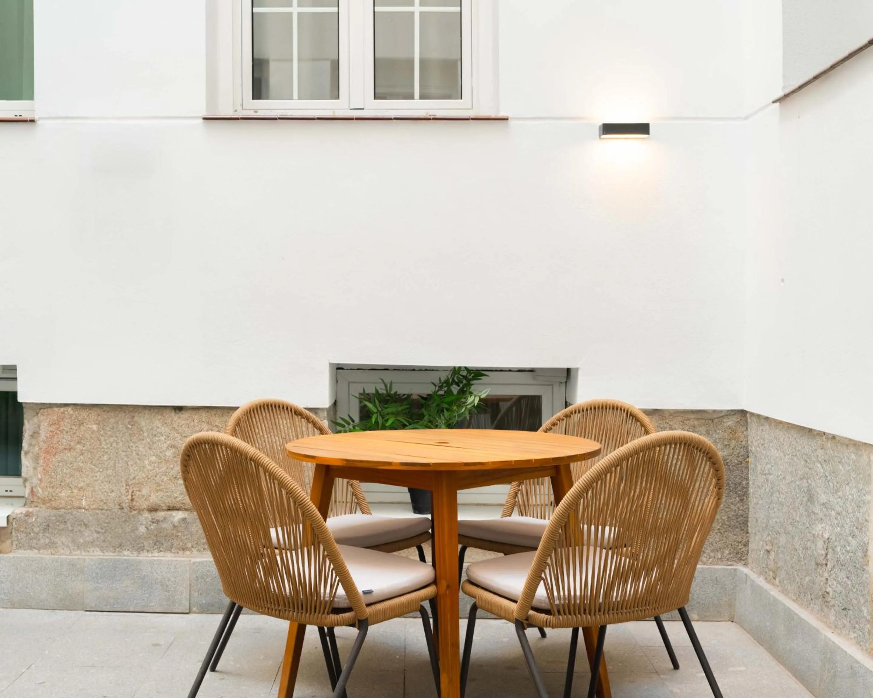 Property building in Limehome Madrid Calle de la Madera - Digital Access