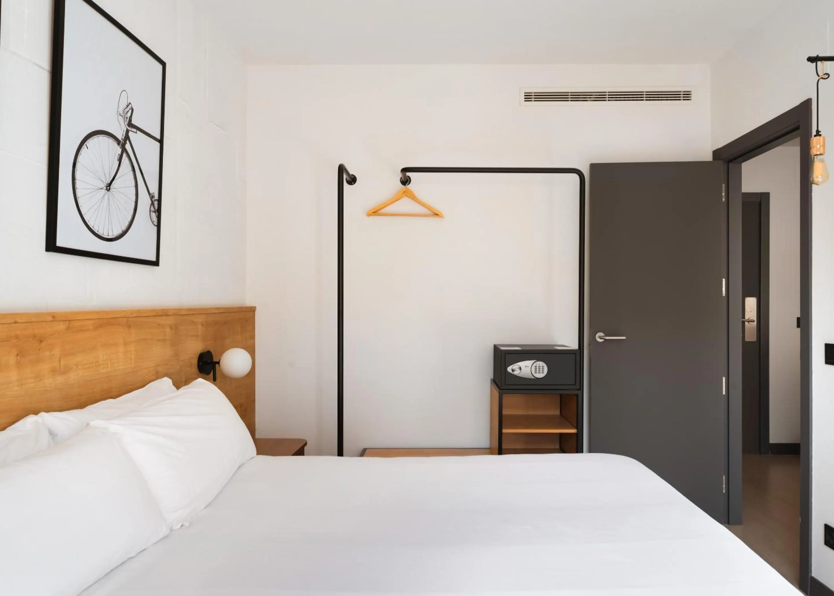 Bed in Limehome Madrid Calle de la Madera - Digital Access