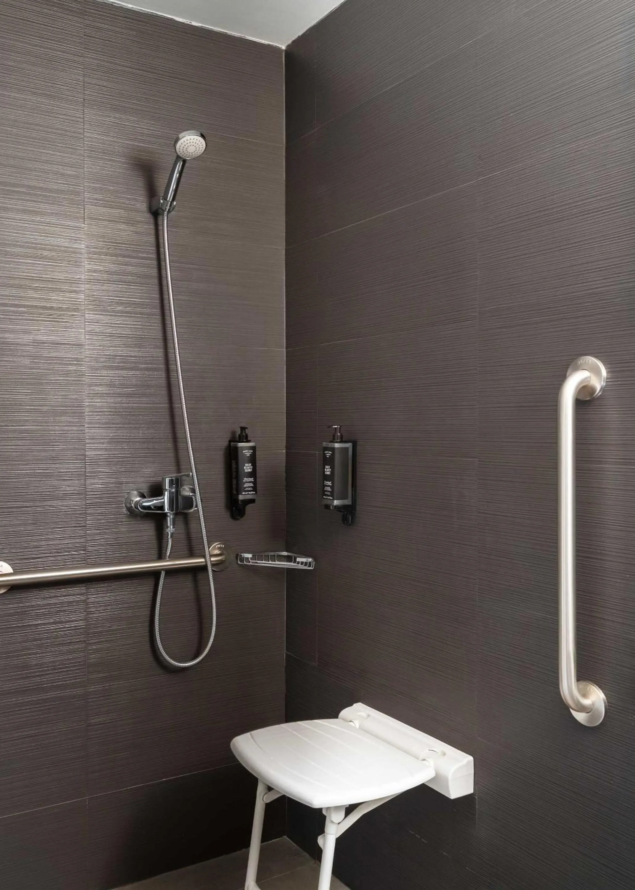 Shower in Limehome Madrid Calle de la Madera - Digital Access