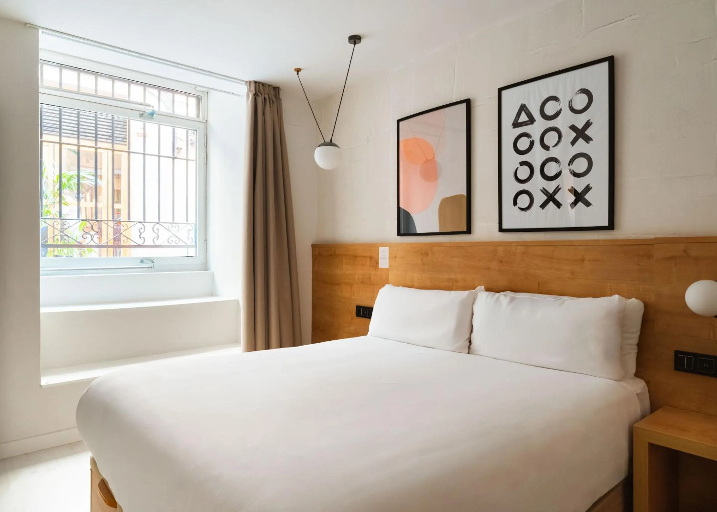 Bed in Limehome Madrid Calle de la Madera - Digital Access