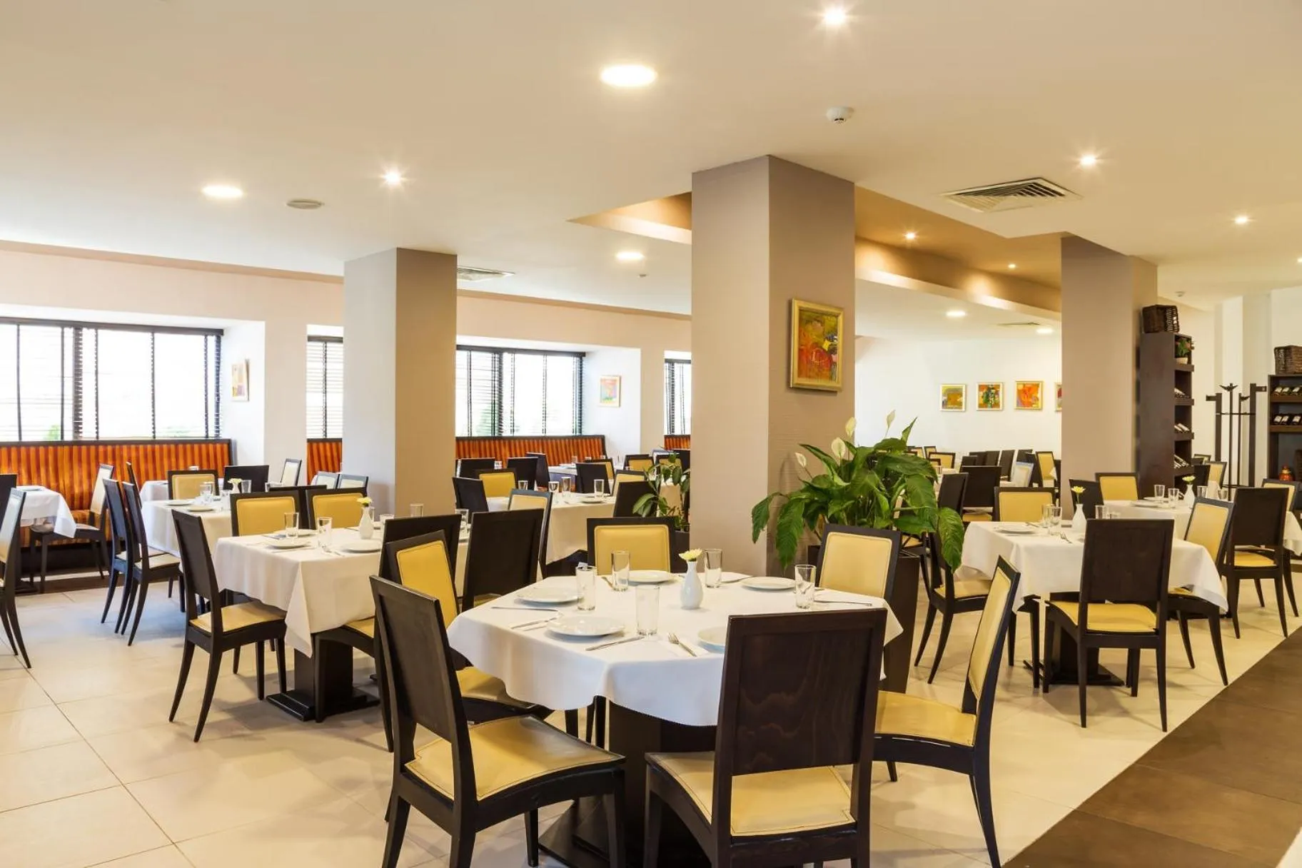 Restaurant/places to eat in Hotel Perun Lodge