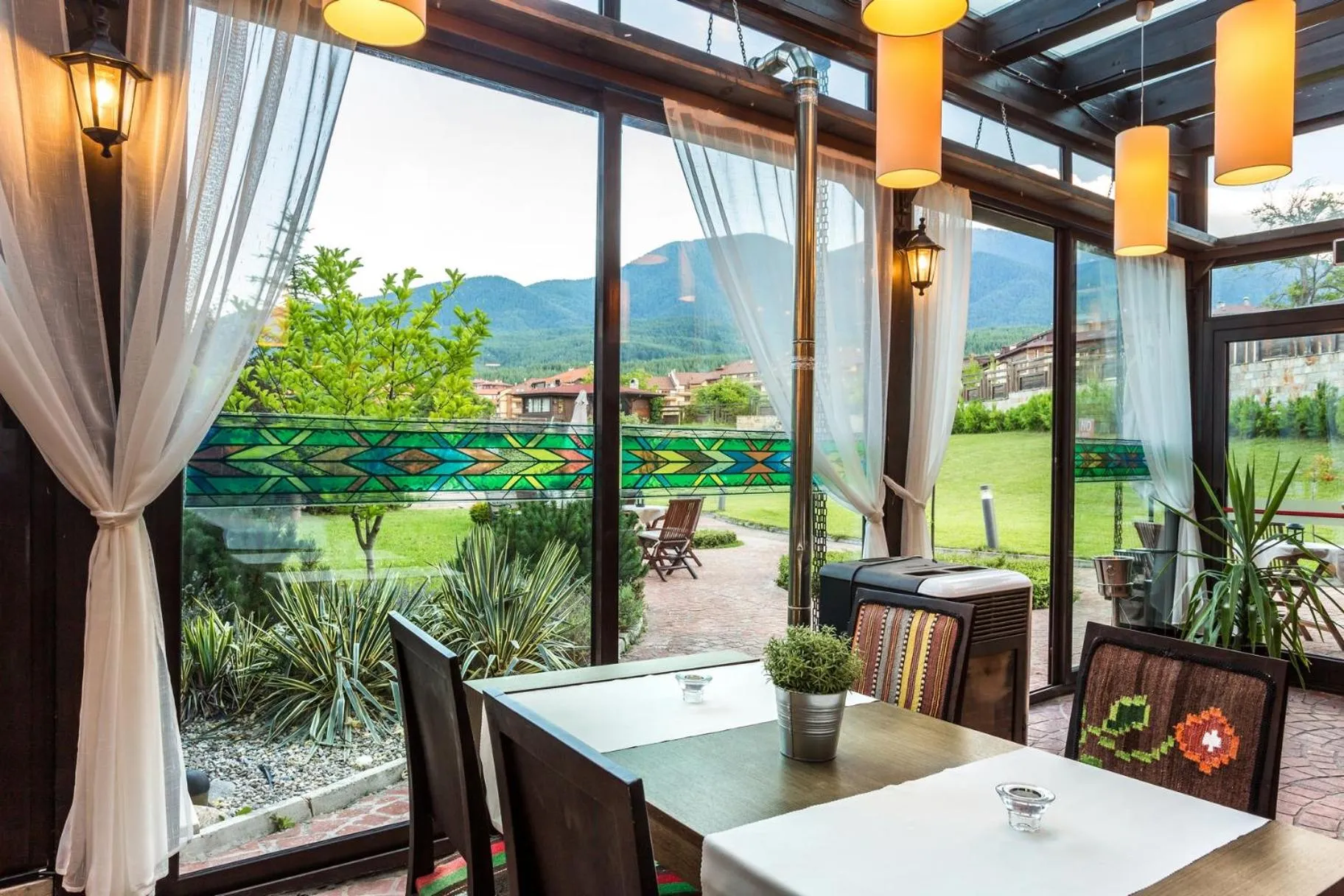 Restaurant/places to eat in Hotel Perun Lodge