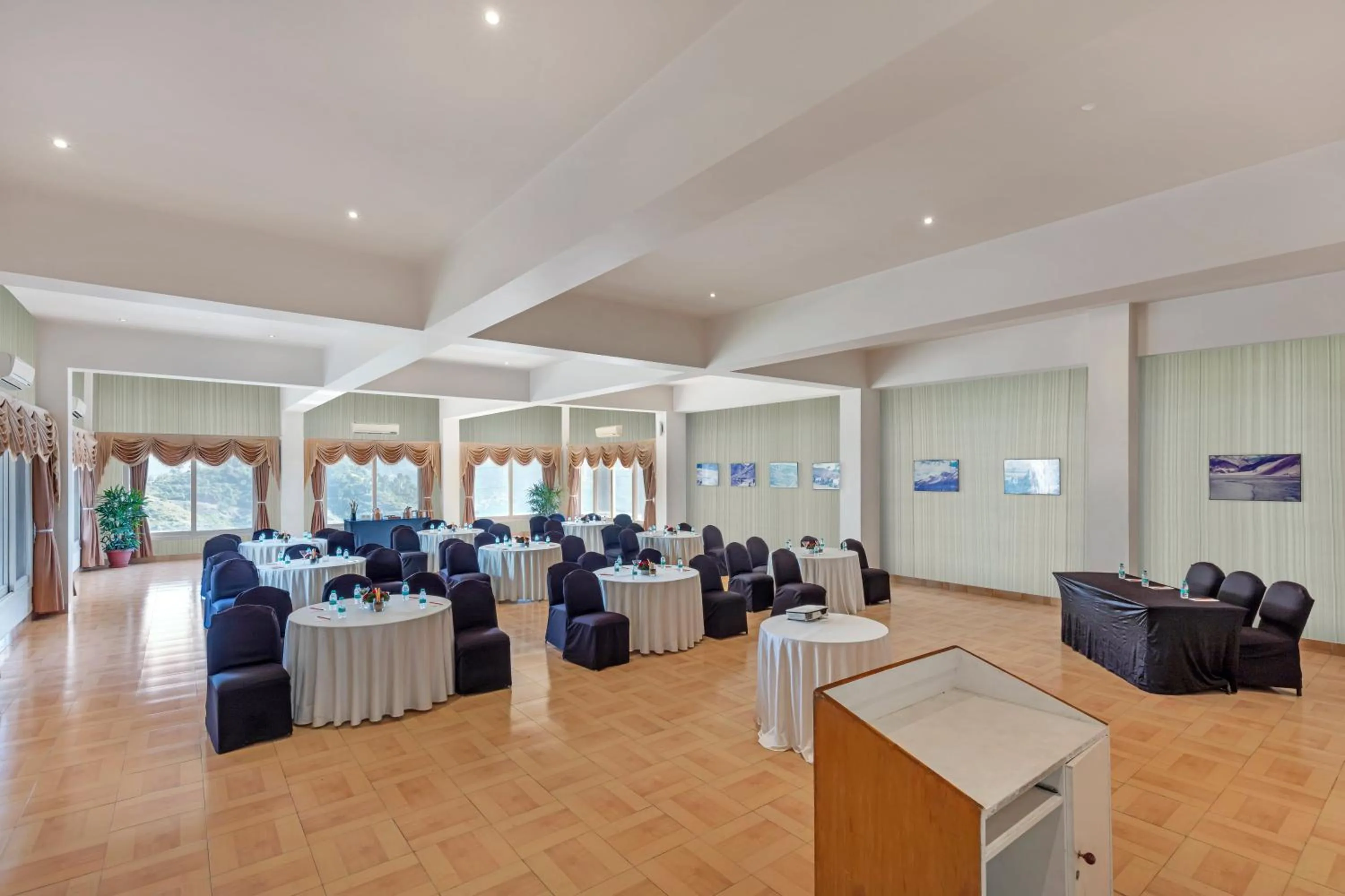 Meeting/conference room in Club Mahindra Kandaghat