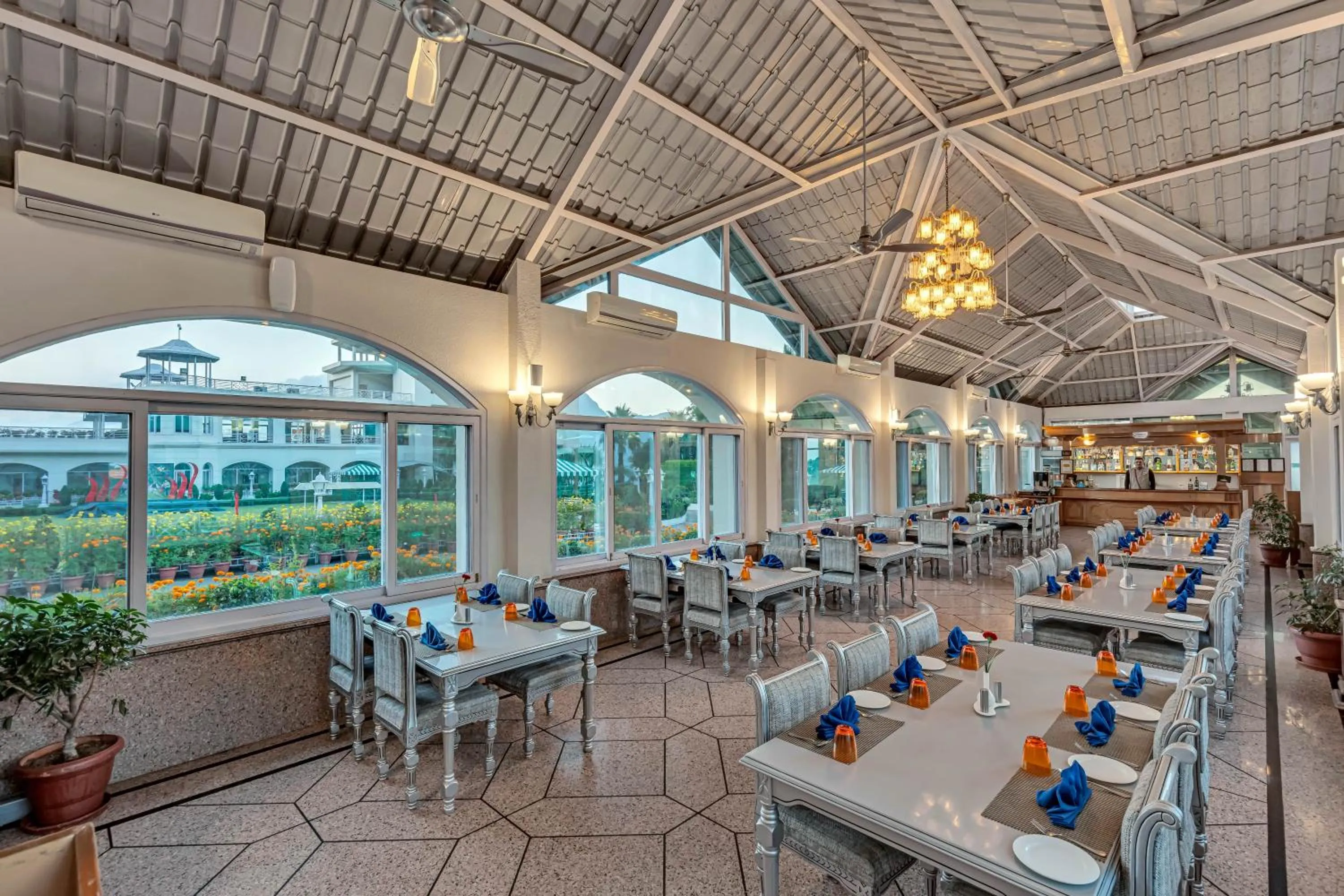 Restaurant/places to eat in Club Mahindra Kandaghat