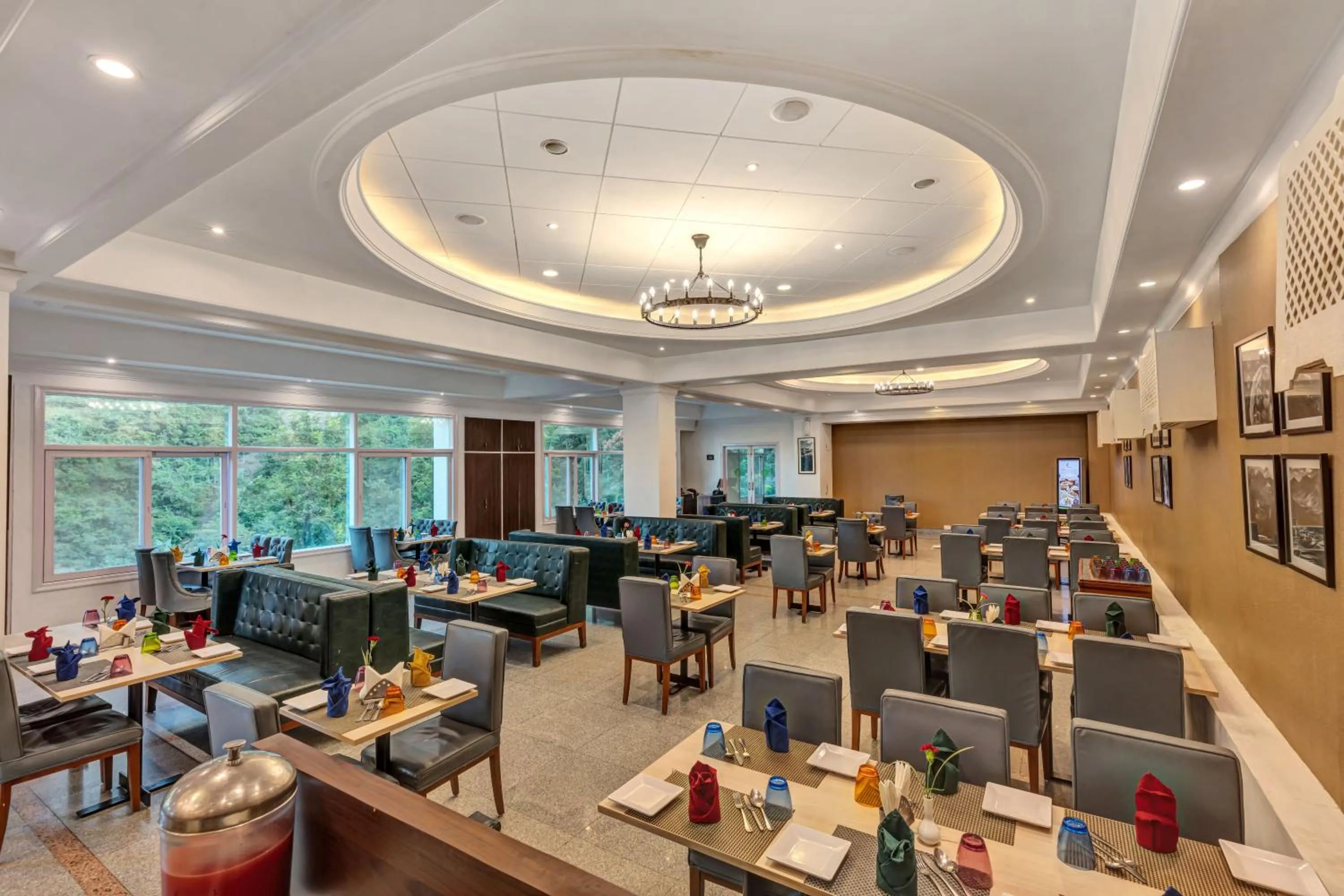 Restaurant/places to eat in Club Mahindra Kandaghat