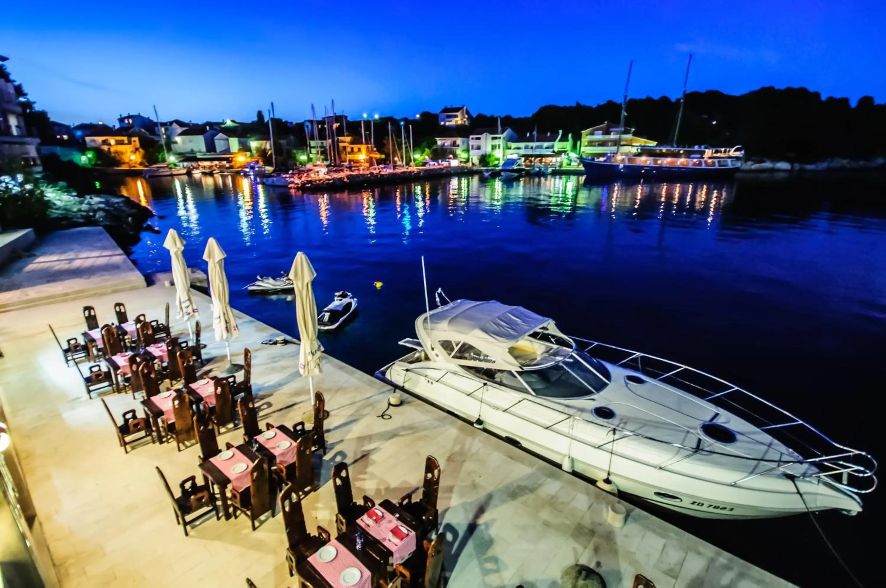 Restaurant/places to eat in Hotel Maxim