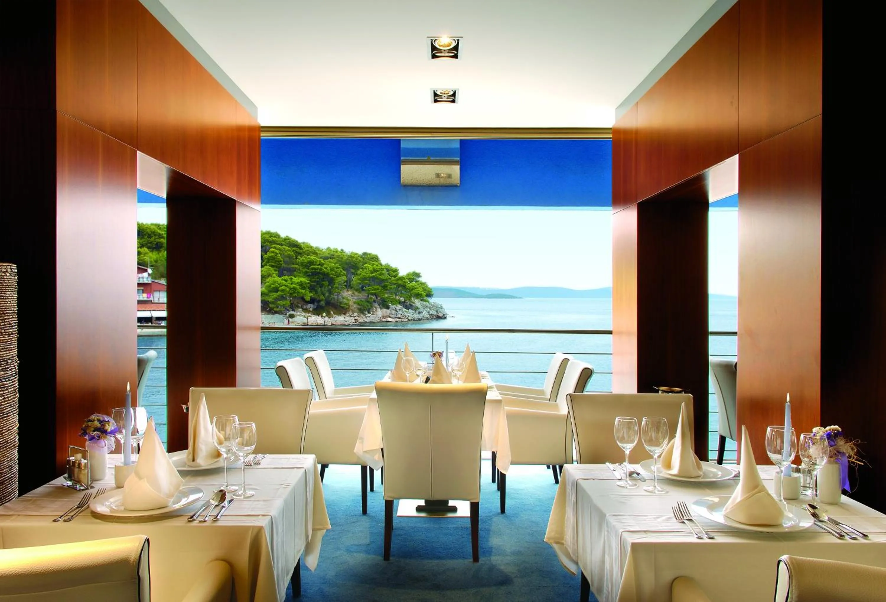 Restaurant/places to eat in Hotel Maxim