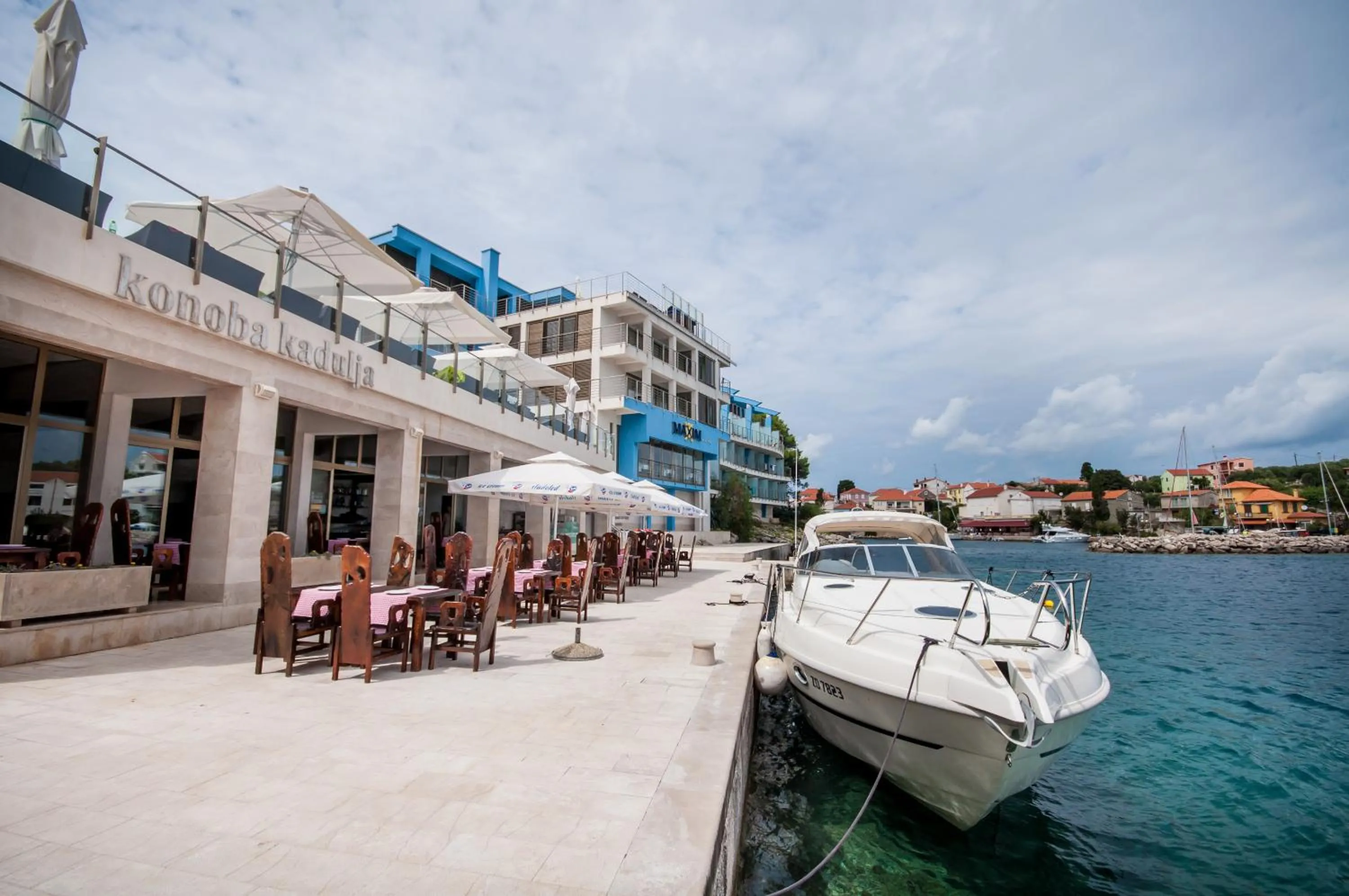 Restaurant/places to eat in Hotel Maxim