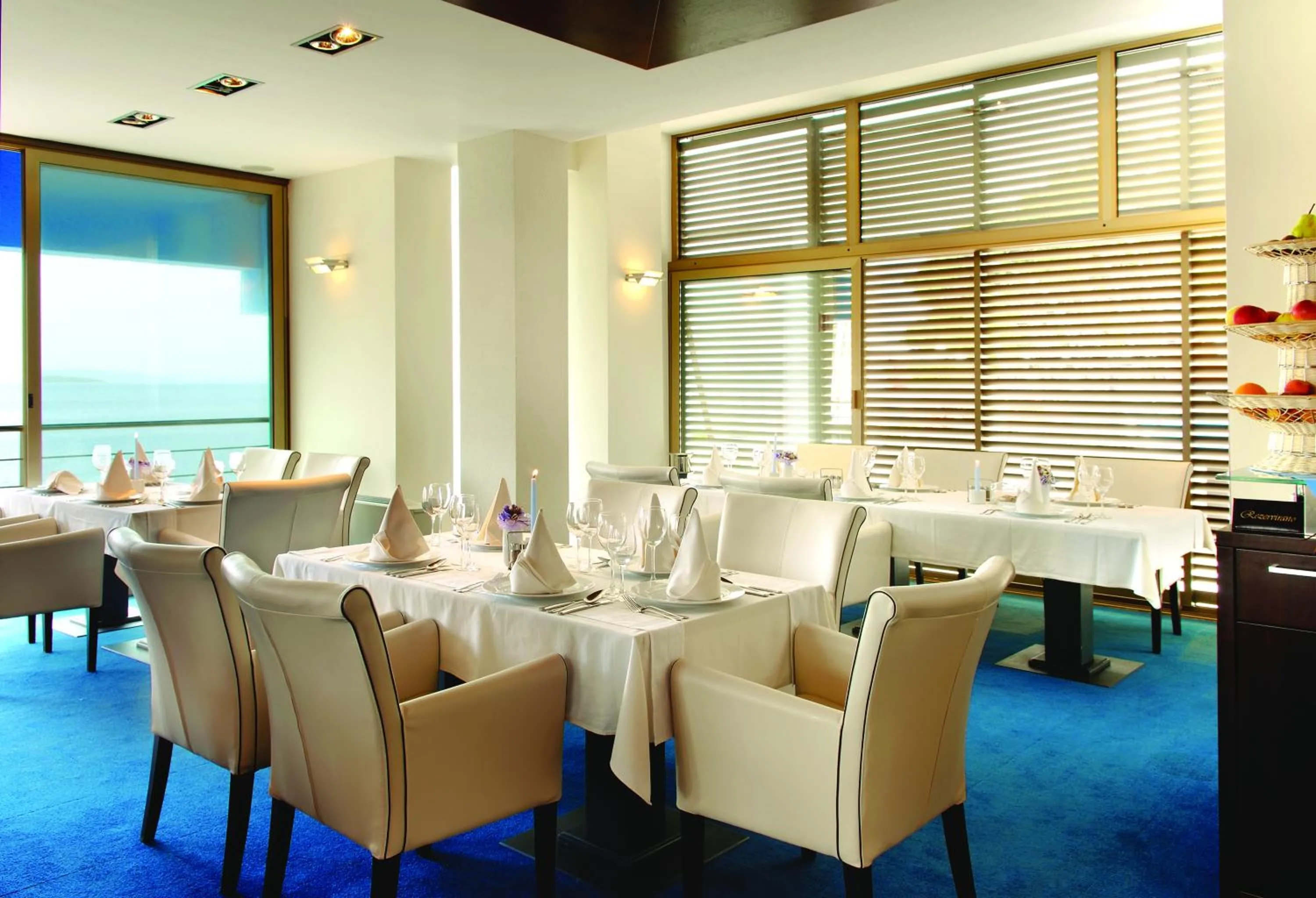 Restaurant/places to eat in Hotel Maxim