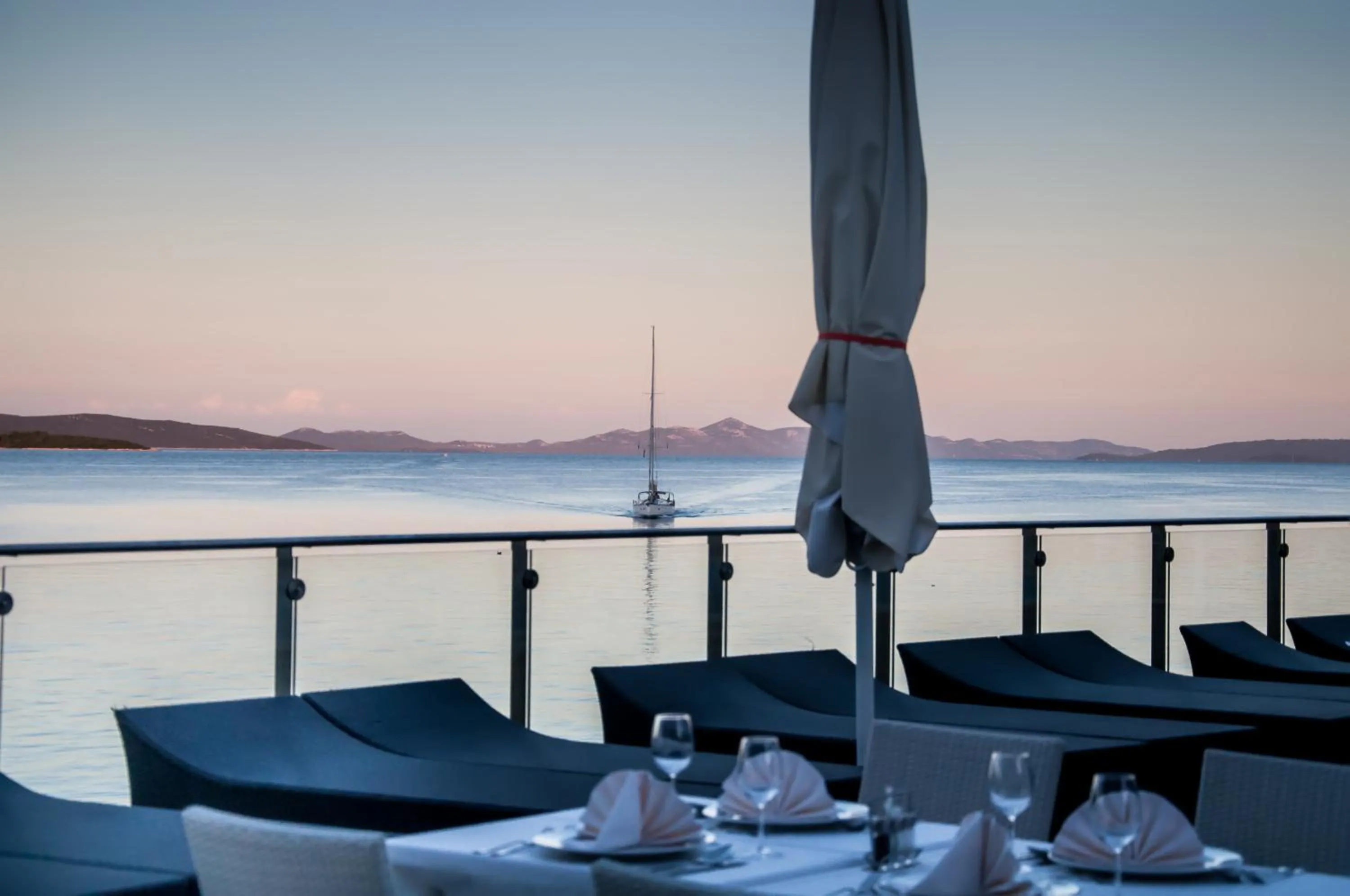 Restaurant/places to eat in Hotel Maxim