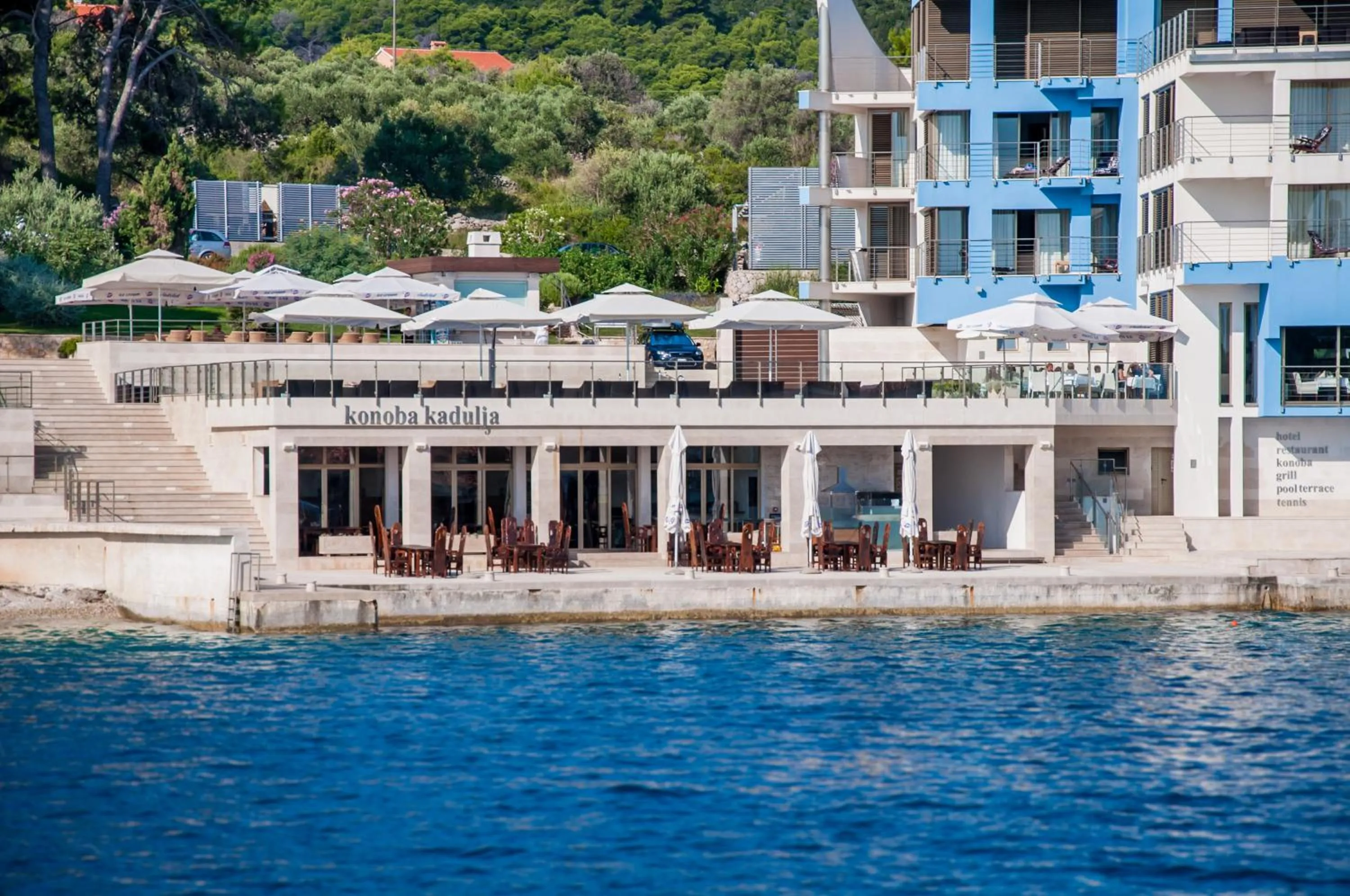 Restaurant/places to eat in Hotel Maxim