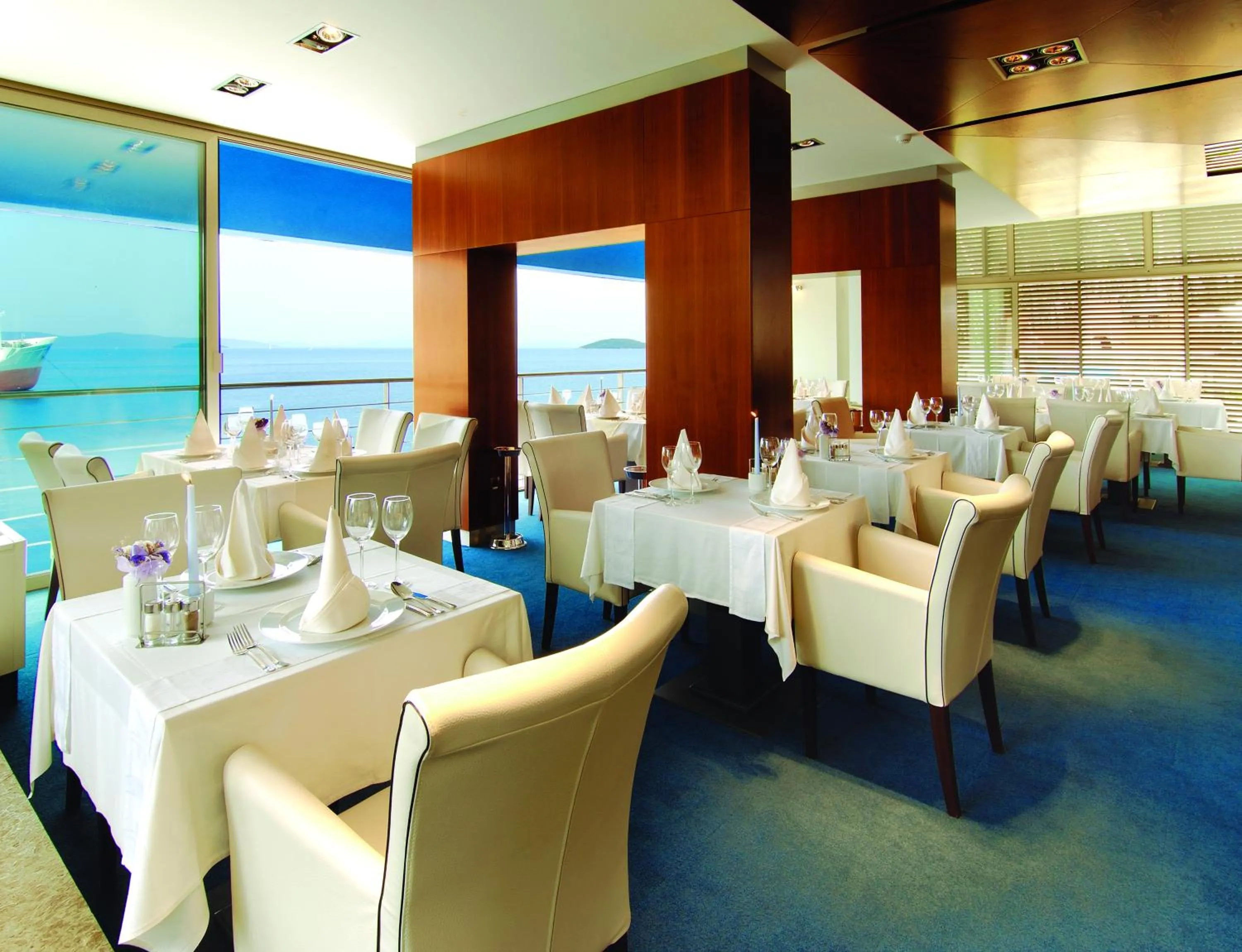 Restaurant/places to eat in Hotel Maxim