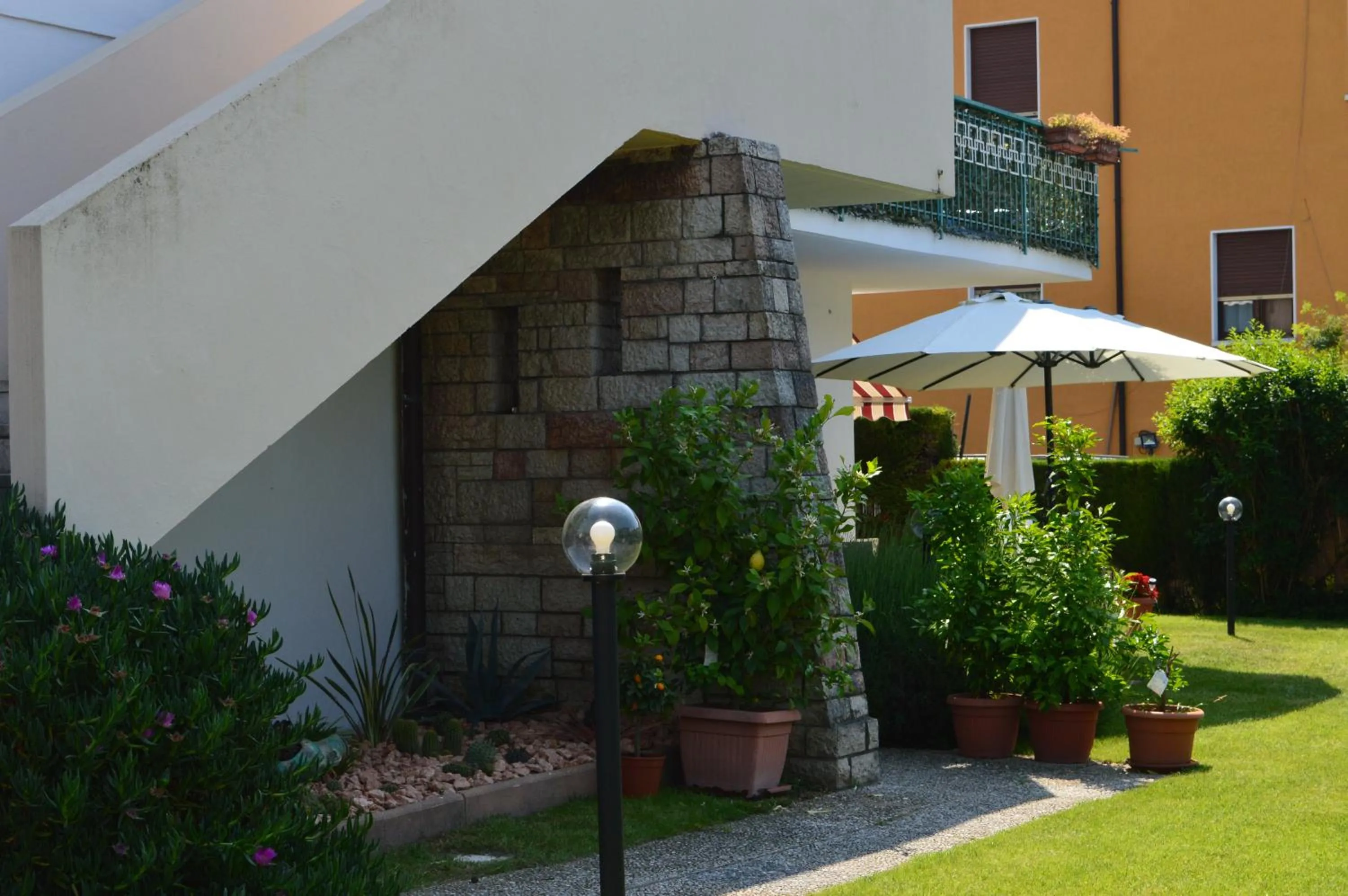 Garden view in Il Sole e la Luna B&B in Garda