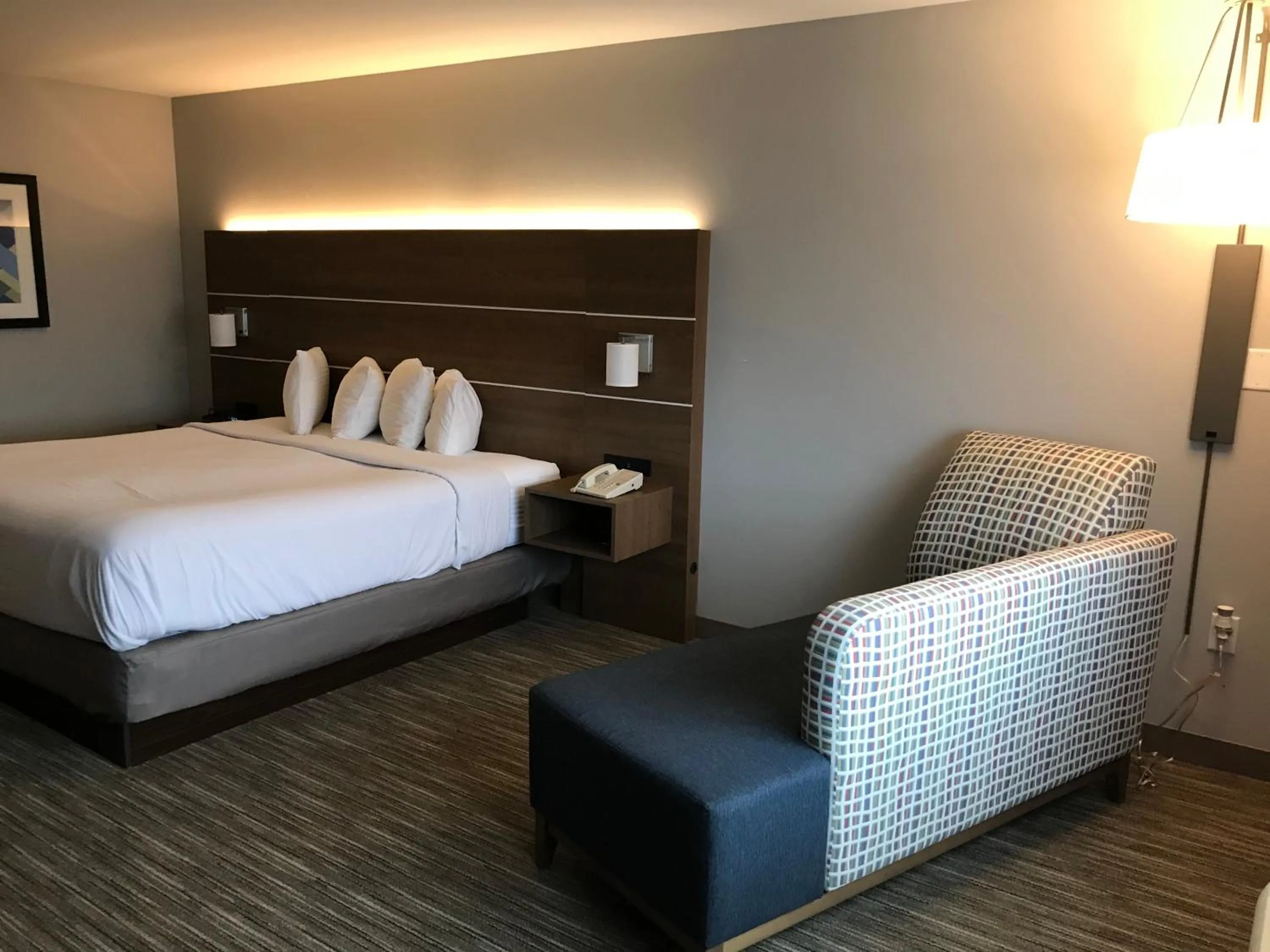 Bed in Holiday Inn Express - Toledo West - Napoleon by IHG