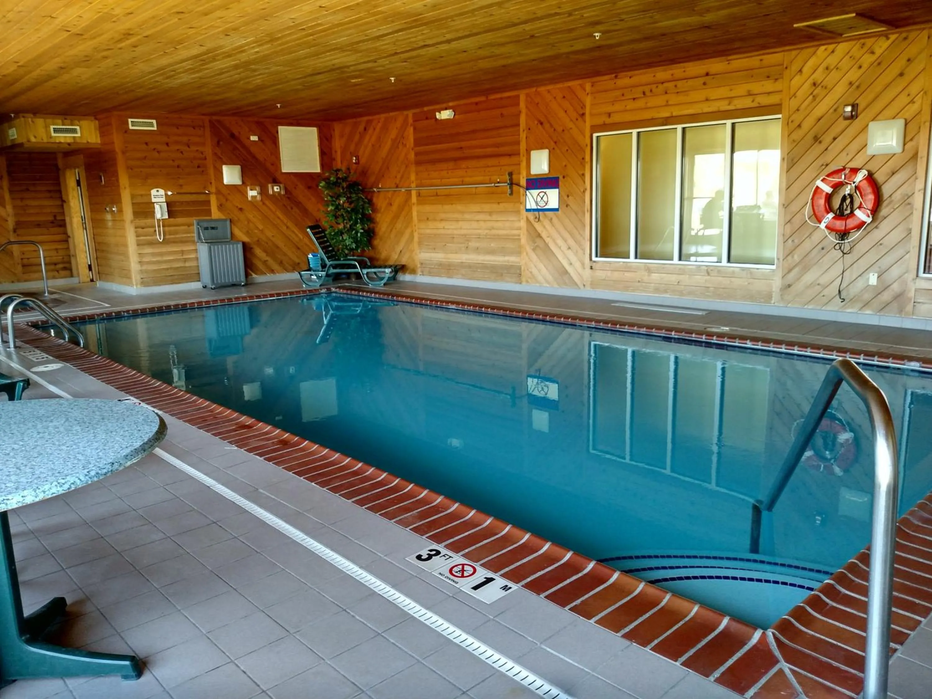 Swimming pool in Holiday Inn Express - Toledo West - Napoleon by IHG