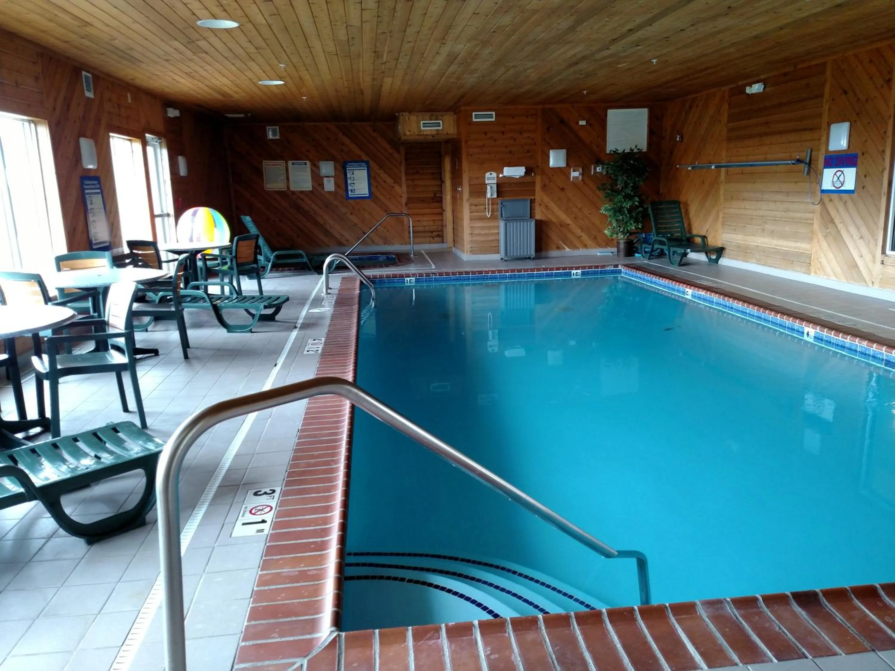 Swimming pool in Holiday Inn Express - Toledo West - Napoleon by IHG