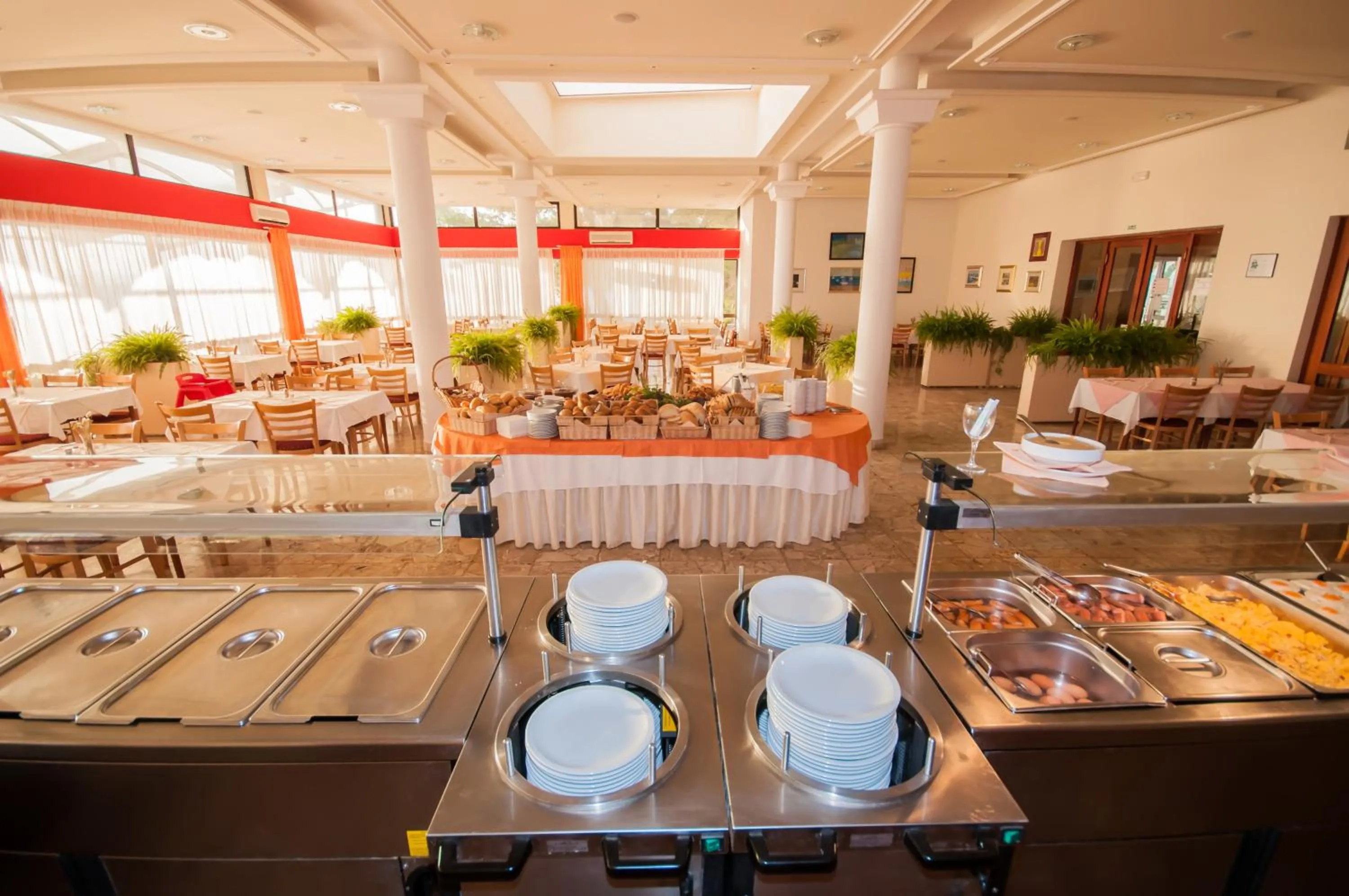 Restaurant/places to eat in Hotel Mirta