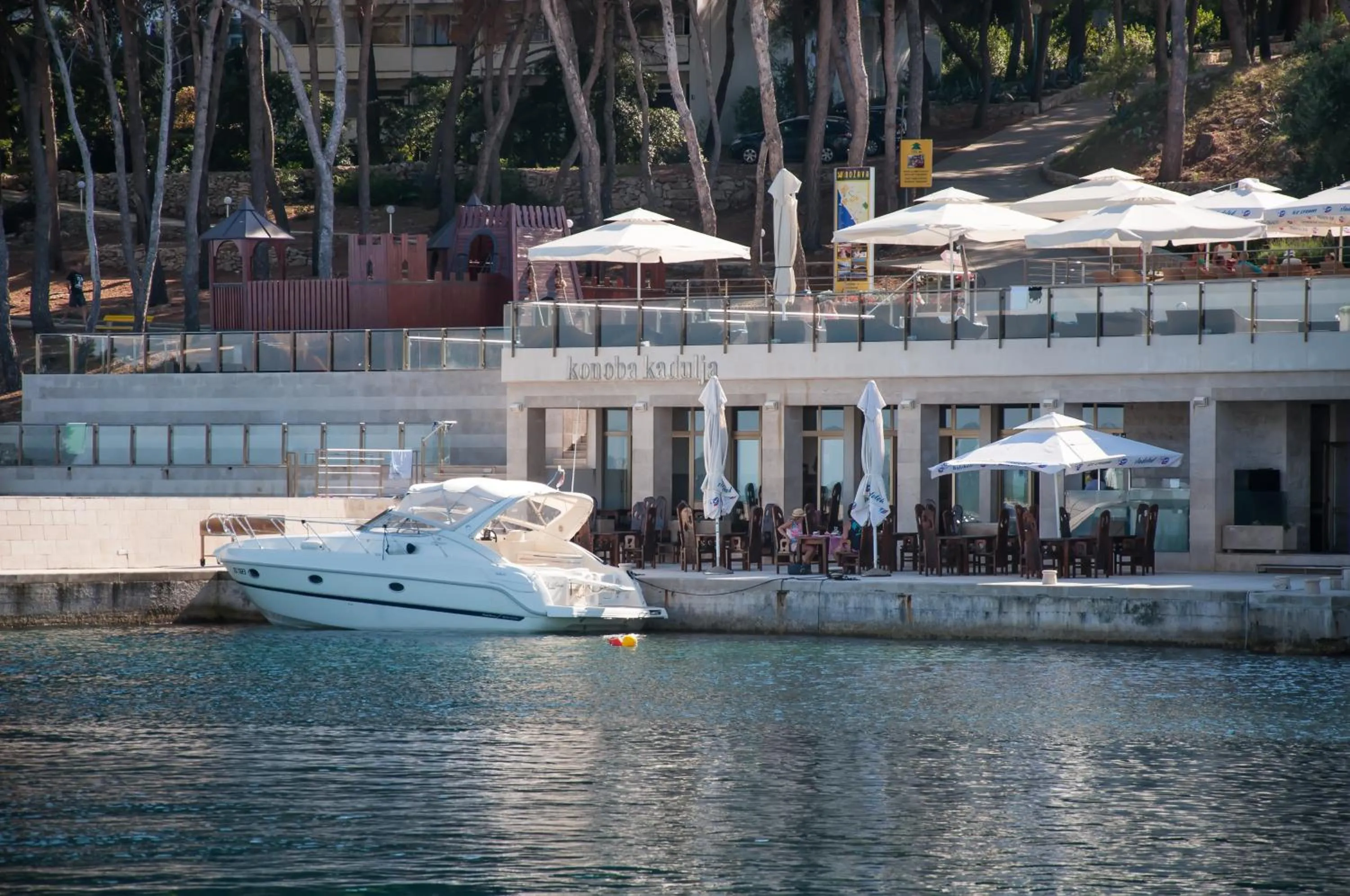 Restaurant/places to eat in Hotel Mirta