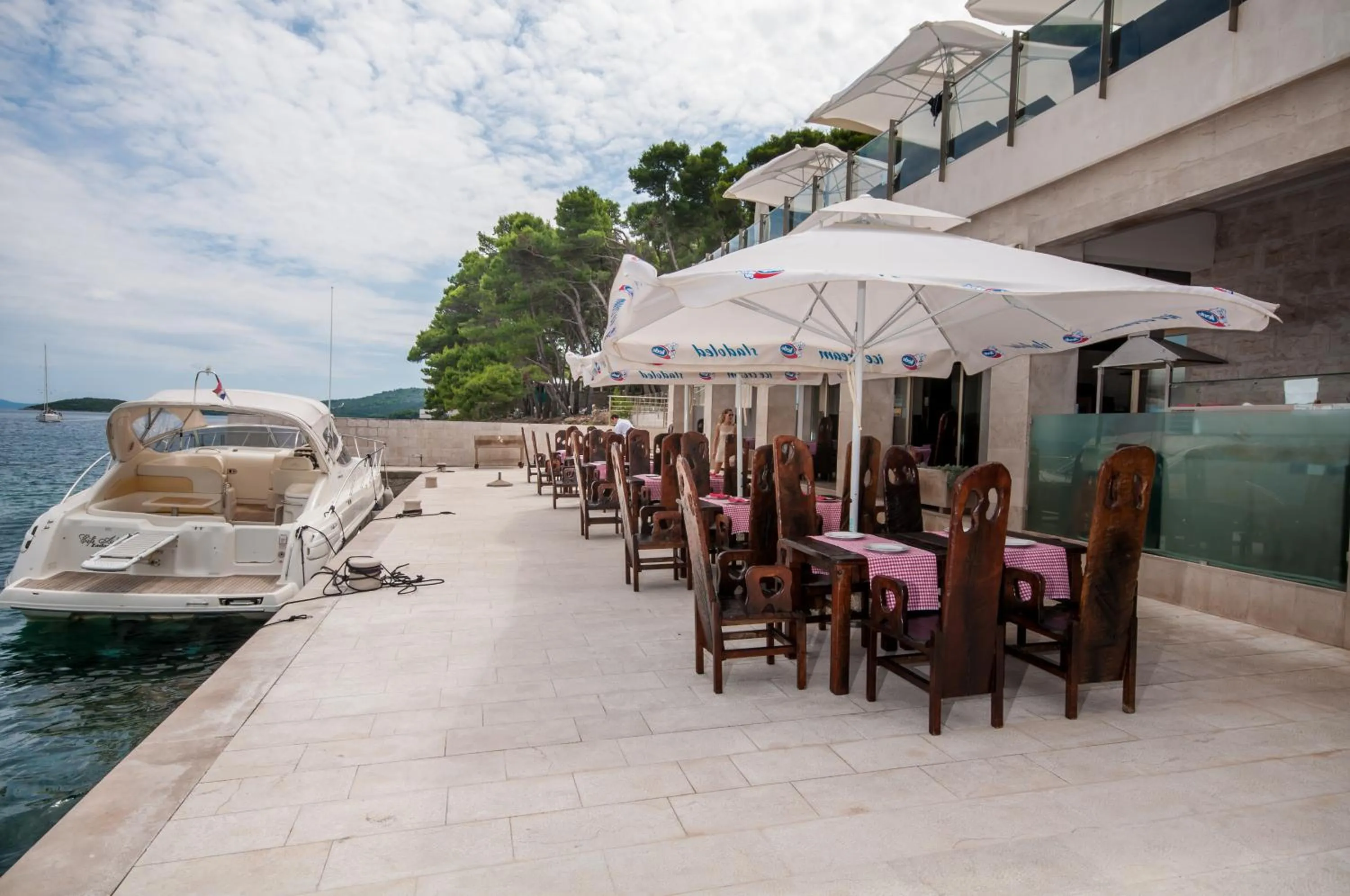 Restaurant/places to eat in Hotel Mirta