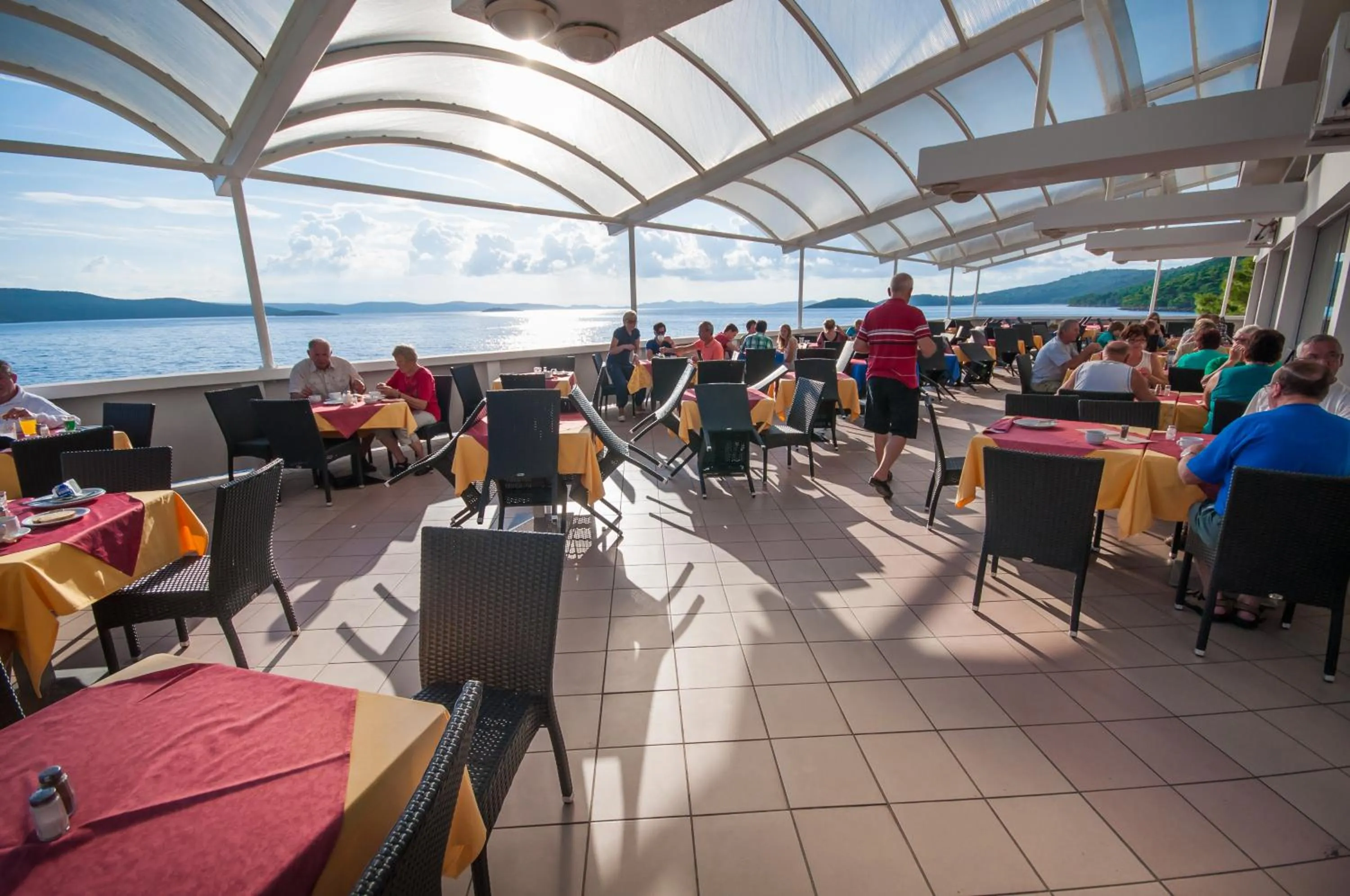 Restaurant/places to eat in Hotel Mirta