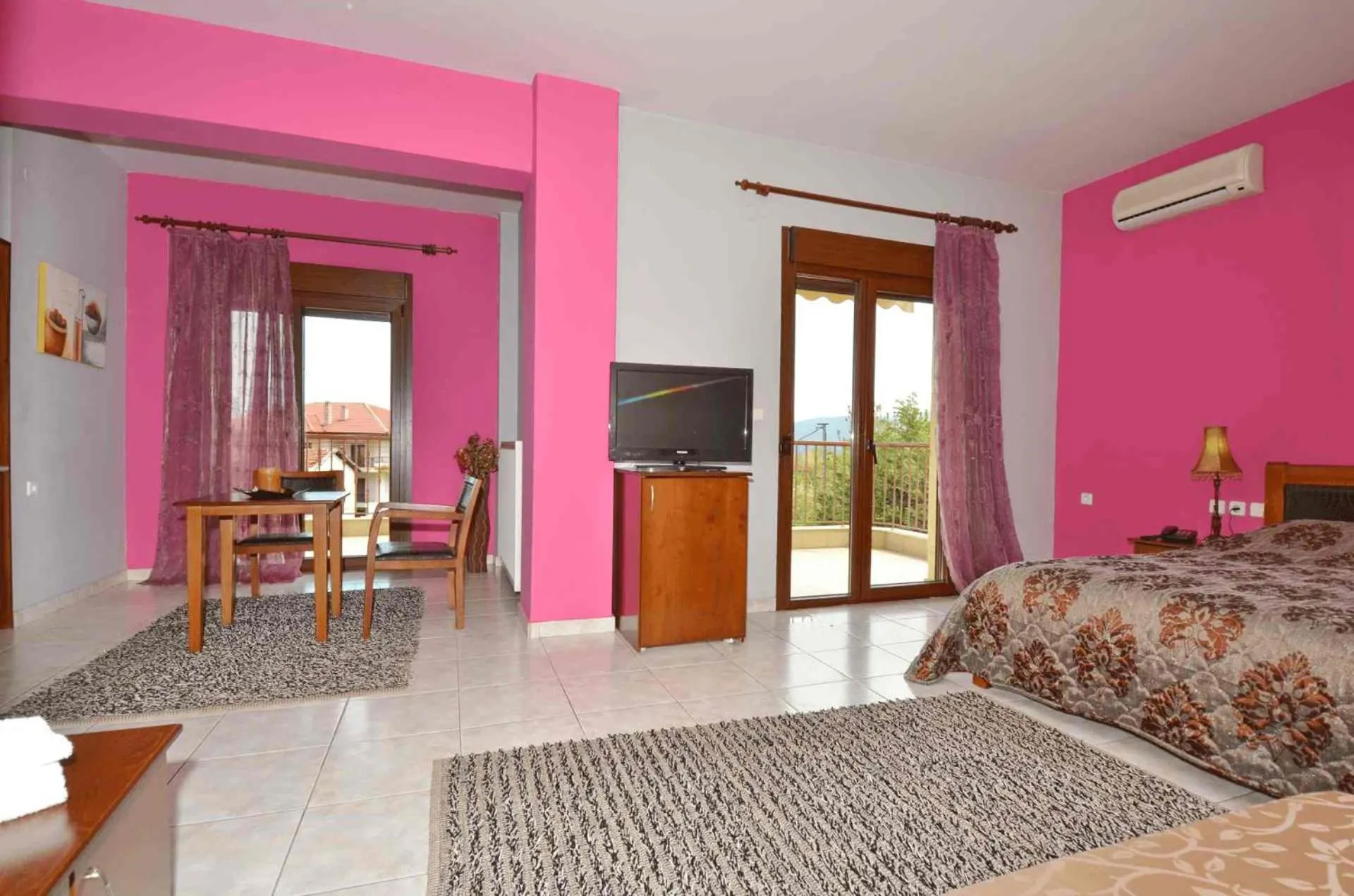 Bed in Hotel Philippion